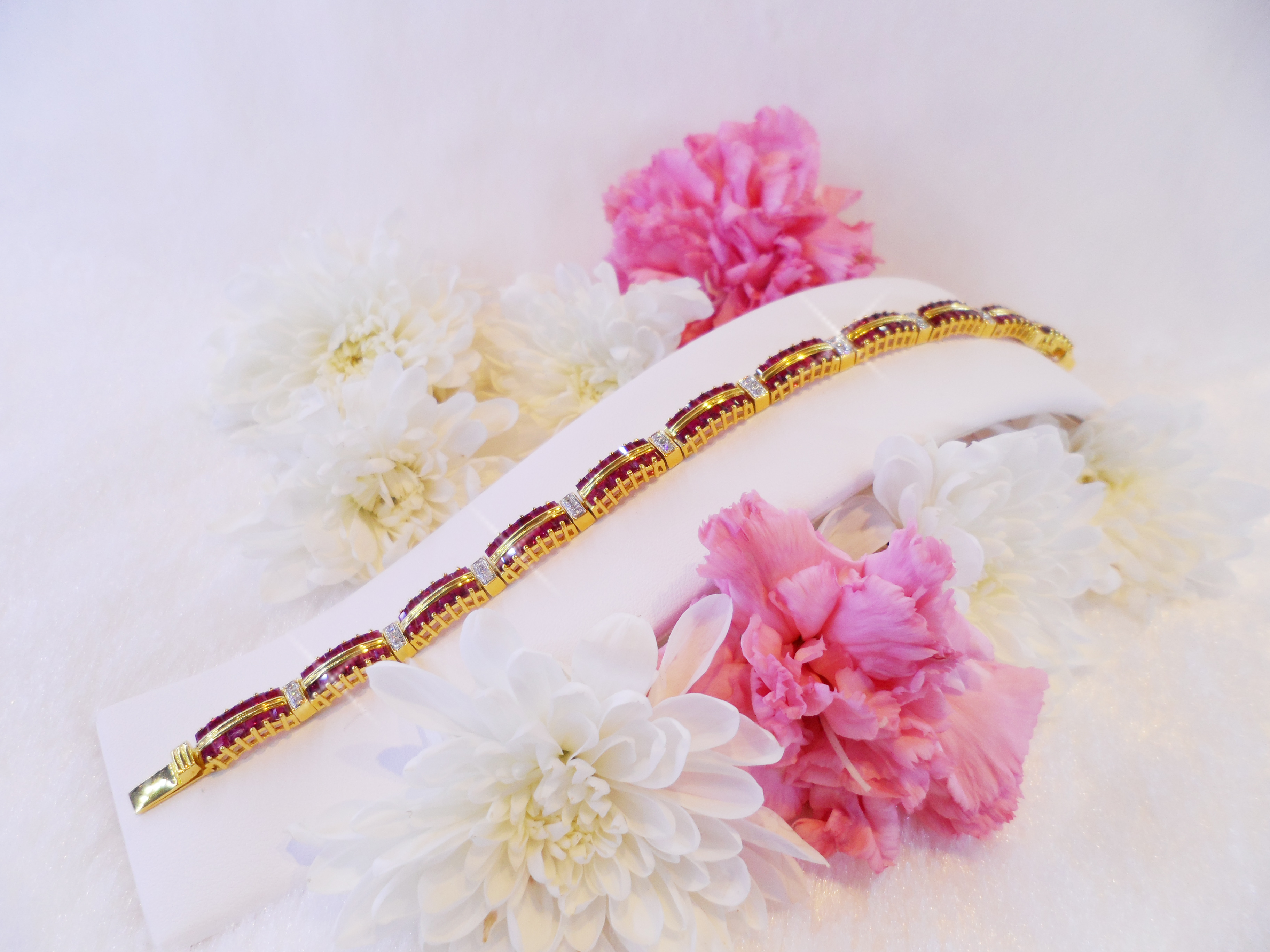 สร้อยข้อมือพลอยทับทิมสีสวย น้ำงาม ประดับด้วยเพชรแท้ ดีไซน์เก๋ไม่เหมือนใคร เพชรแท้ น้ำ98 ทองแท้ 22K ทั้งตัวเรือน