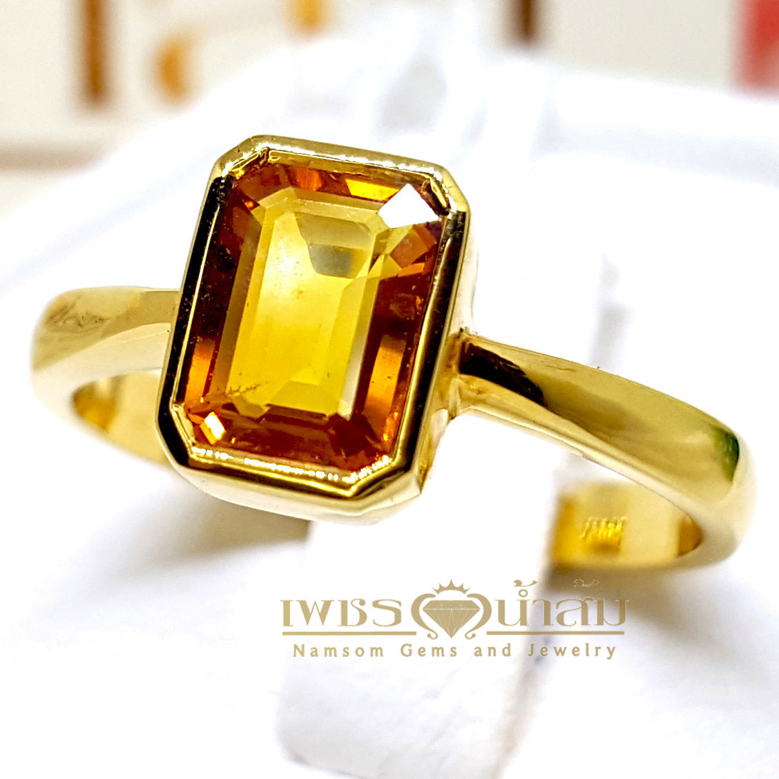 แหวนพลอยบุษราคัม Yellow Sapphire เจียรเหลี่ยม Radiant เล่นแสงเล่นไฟ บนตัวเรือนทองแท้ทั้งตัวเรือน