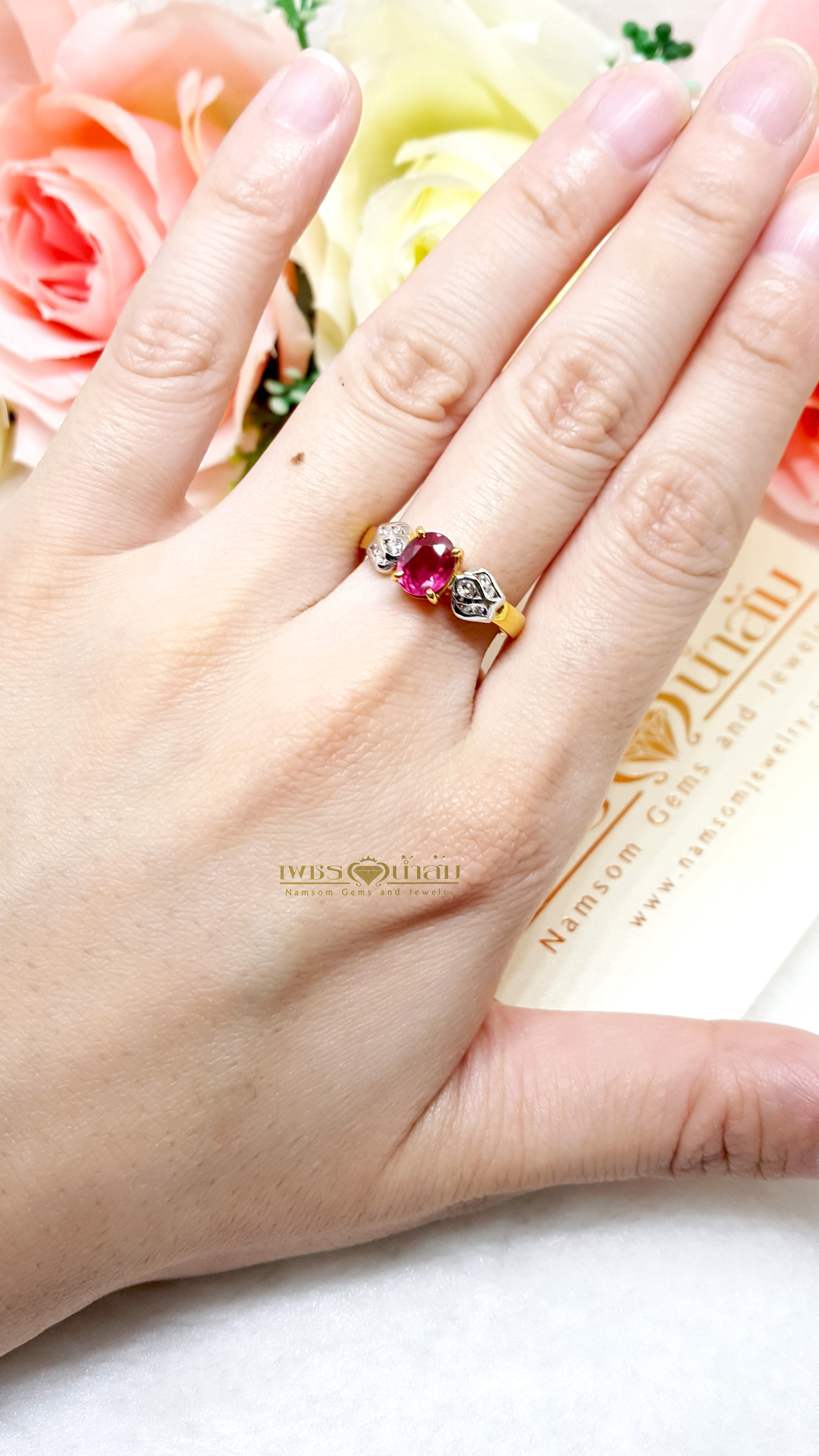 แหวนพลอยทับทิม Ruby สีเลือดนก ทรงหวานประดับตกแต่งด้วยเพชรแท้เป็นทรงใบไม้ไขว้ลายไทย บนตัวเรือนทองแท้ทั้งตัวเรือน