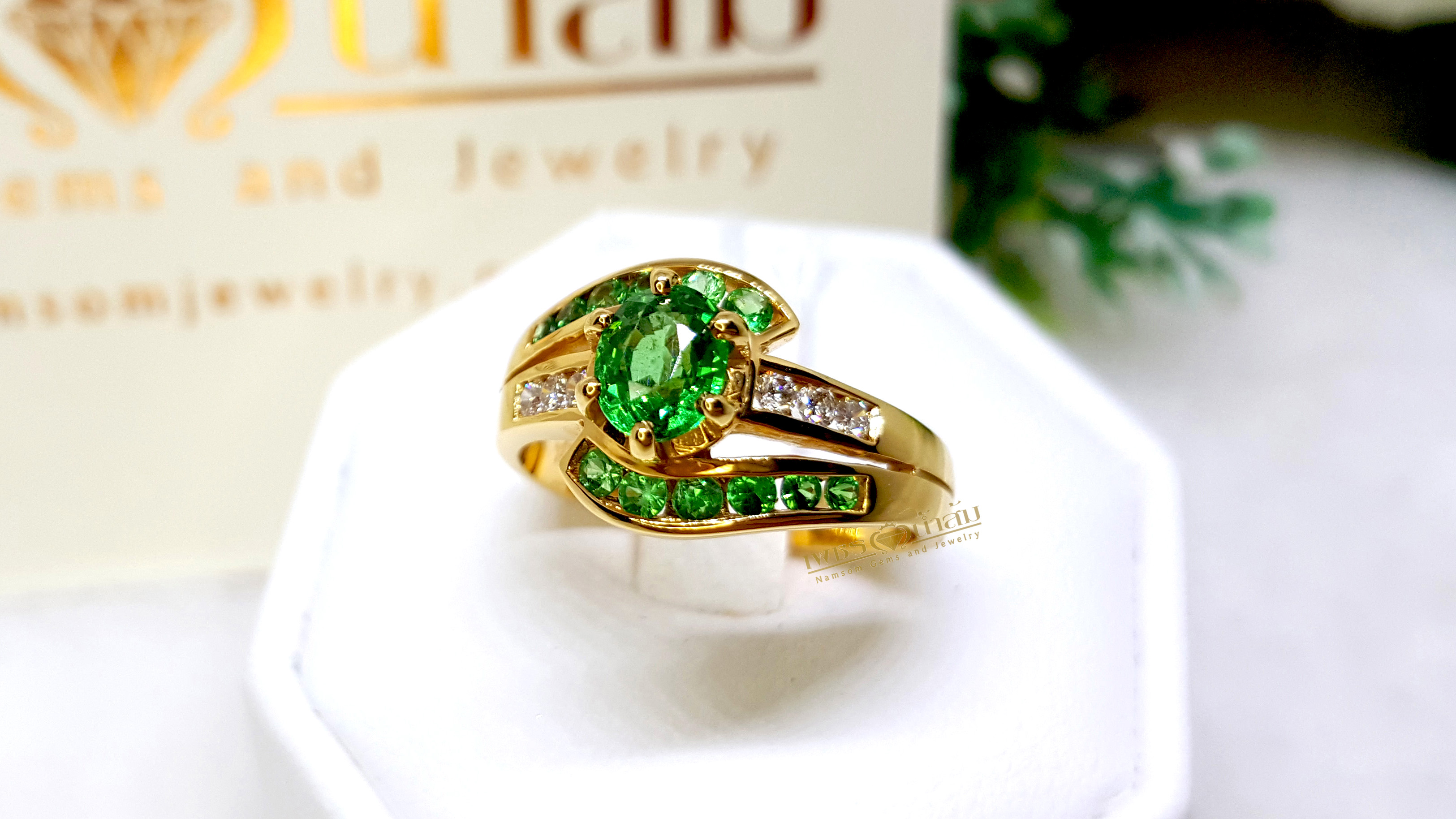 แหวนพลอยผู้หญิง Tsavorite สีสวยประดับตกแต่งด้วยเพชรแท้ คาดไขว้ด้วยTsavoriteสีสวย บนตัวเรือนทองแท้ทั้งตัวเรือน