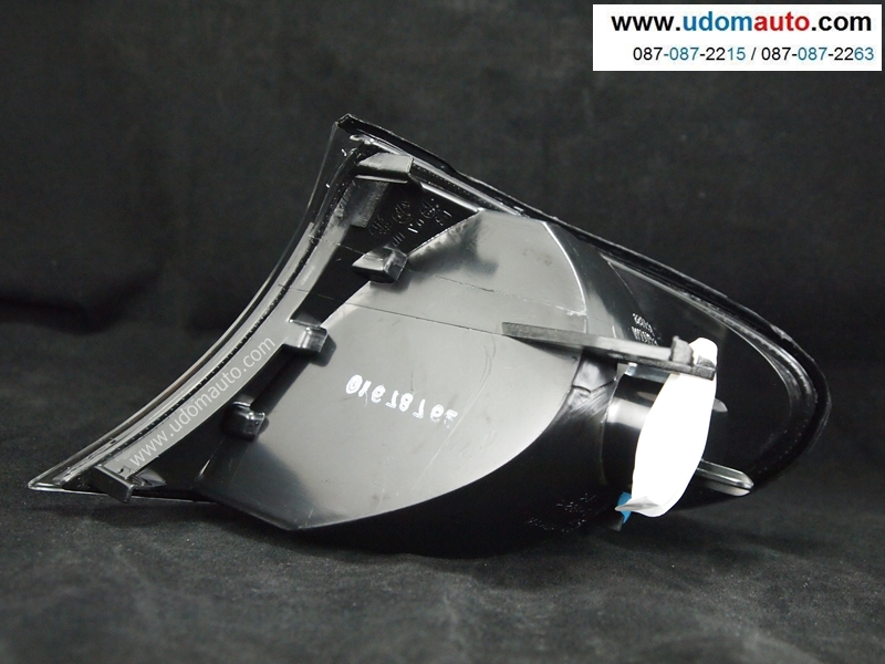 เสื้อไฟเลี้ยวมุม (รุ่นตายก) BMW E46 สีขาวขอบดำ