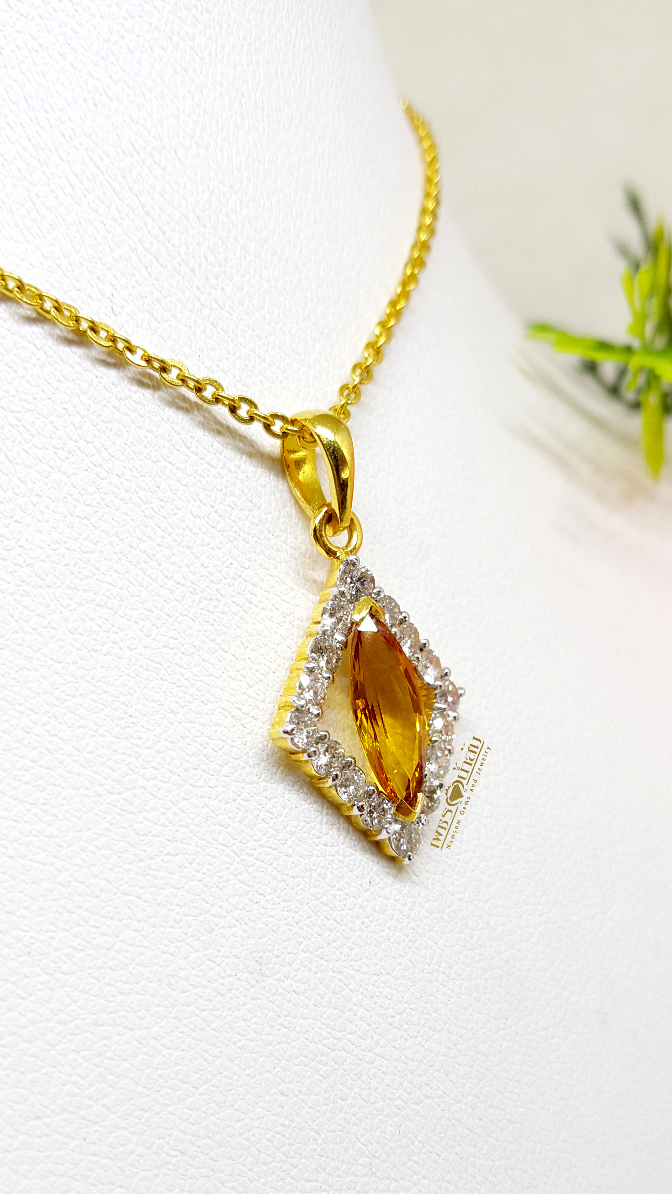 จี้บุษราคัม Yellow Sapphire ตกแต่งล้อมด้วยเพชรแท้ น้ำงาม ดีไซน์เป็นทรงหลามตัดของใพ่