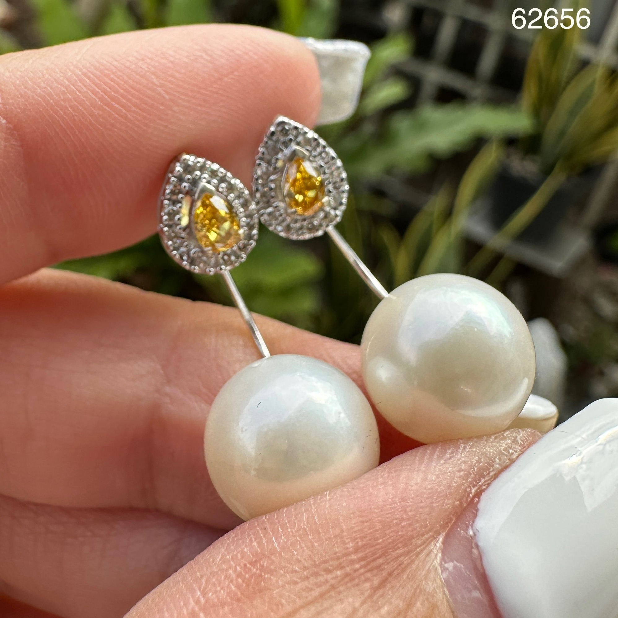 รหัส 62656 ต่างหู มุก 10.8 มิล เพชรแฟนซี 2/0.31 ct ล้อมเพชรกุหลาบ 24/0.12 ct ทอง14K + 18K นน. 5.14 g