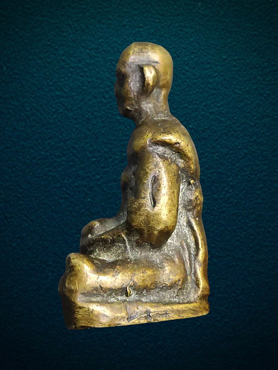 รูปหล่อสมเด็จพระพุฒาจารย์ (โต พฺรหฺมรํสี) อุ้มบาตร จัดสร้างโดยหลวงปู่นาค วัดระฆัง ราวปี 2485-2495 แจกที่วัดทองพุ่มพวง จังหวัดสระบุรี