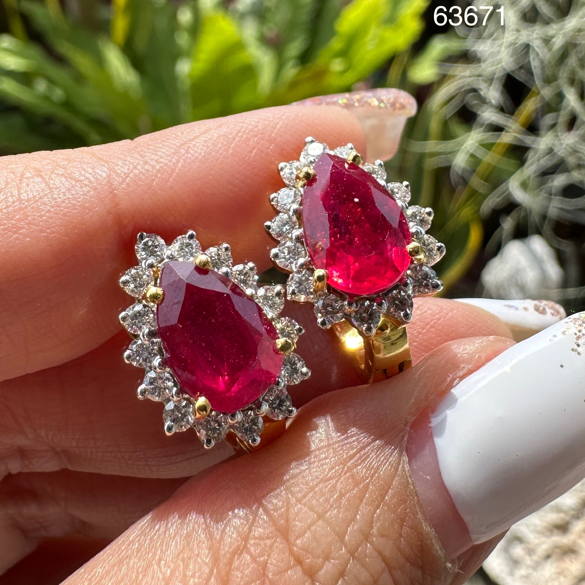 รหัส 63671 ต่างหู ทับทิม อาฟริกา 2 เม็ด 5.60 กะรัต ล้อมเพชร 30 เม็ด 0.90 กะรัต ทอง18K นน. 9.65 g