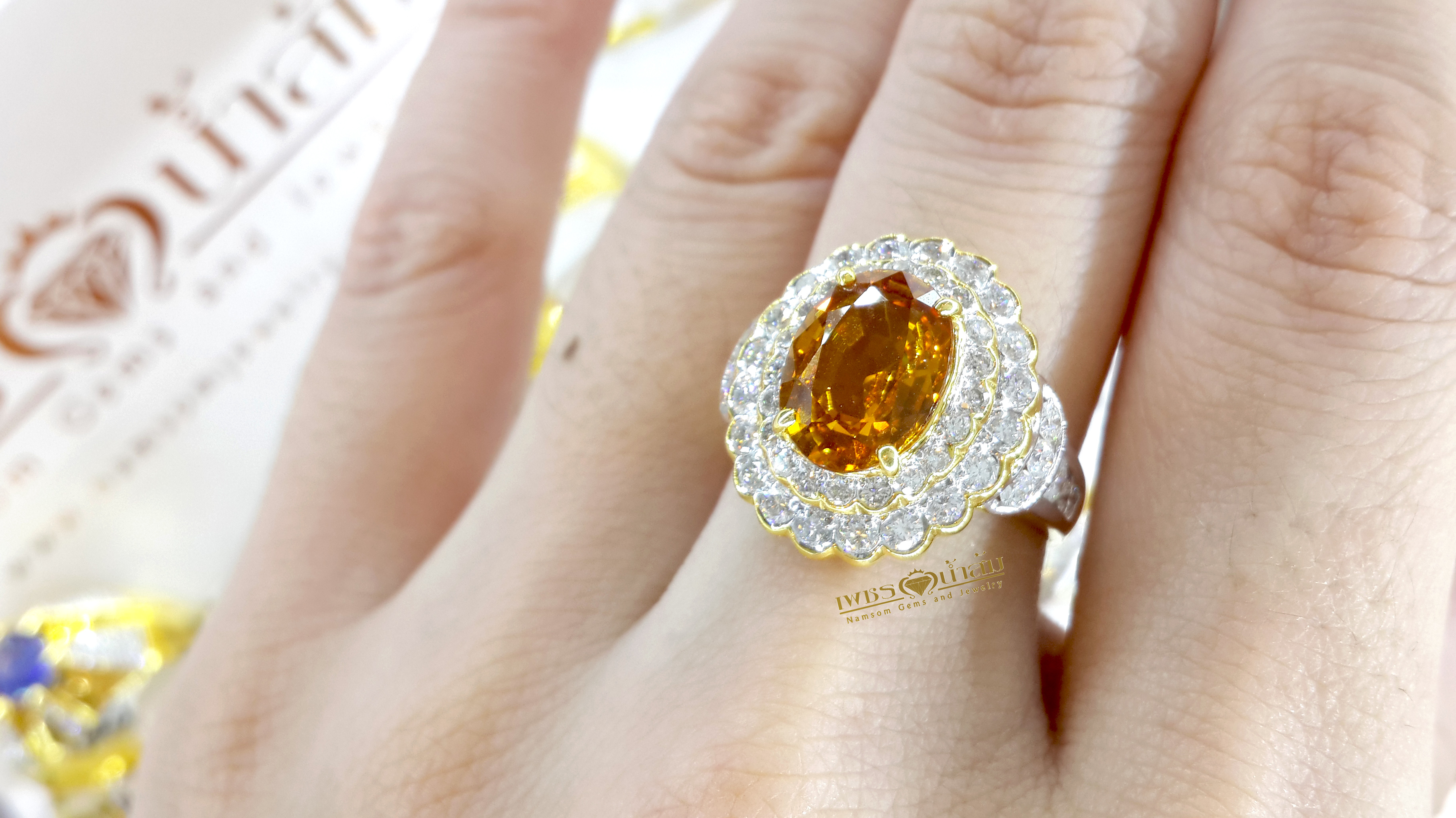 แหวนพลอยบุษราคัม Yellow Sapphire ล้อมเพชรแท้ น้ำงาม สองชั้น เล่นลูกเล่นเป็นขั้นบรรได ทำให้หัวแหวนโดนเด่น บนตัวเรือนทองแท้ทั้งตัวเรือน