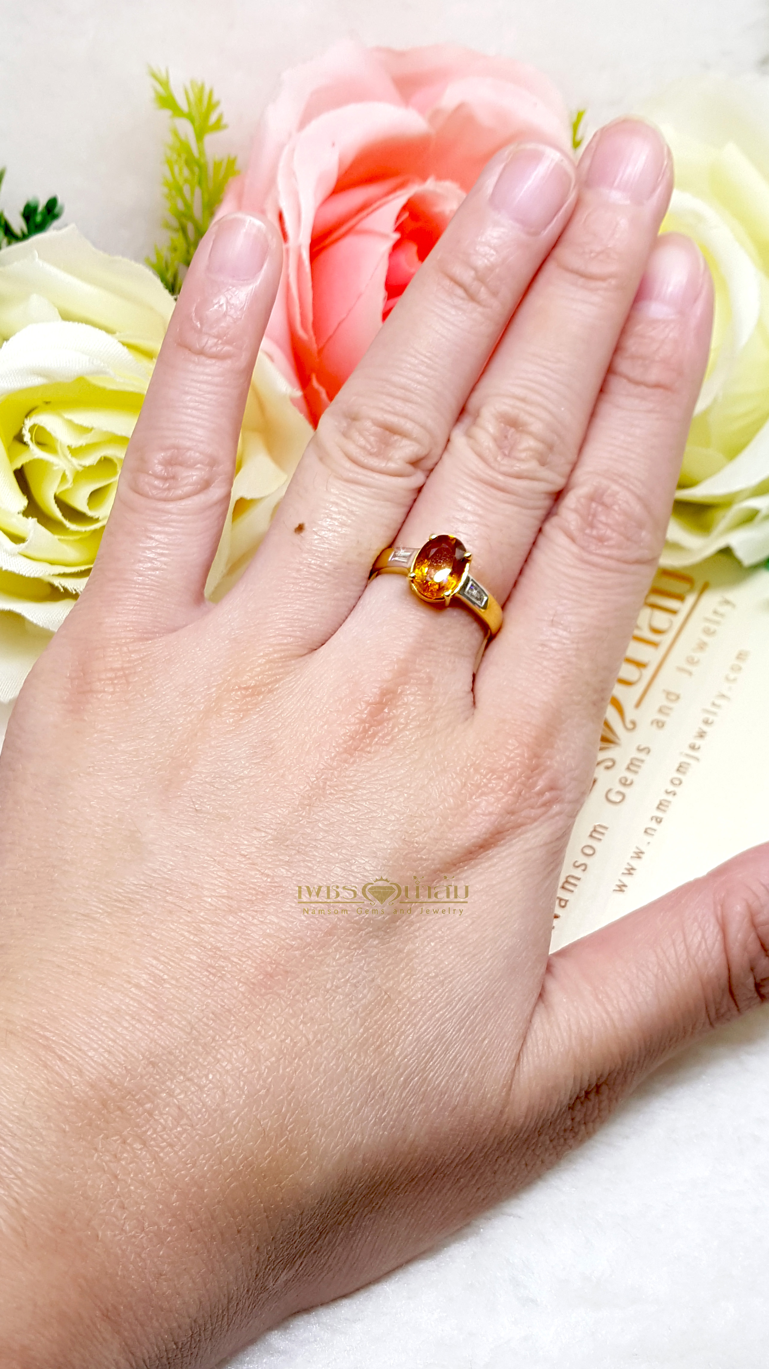 แหวนพลอยบุษราคัม Yellow Sapphire ฝังเพชรแท้ ทรงแบเก็ต Baguette น้ำงาม ตรงบ่าสองข้าง ชูหัวแหวนให้โดดเด่น บนตัวเรือนทองแท้ทั้งตัวเรือน
