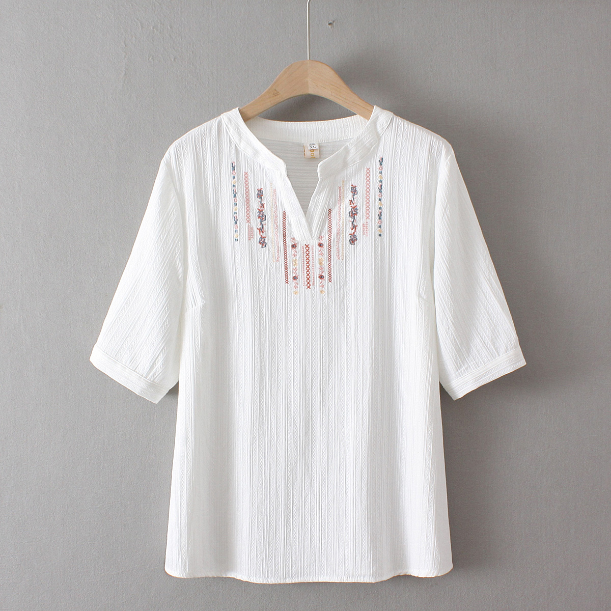 P3988 เสื้อแฟชั่น ผ้าฝ้ายเนื้อดีมีลายในตัว สีขาว แต่งงานปักลาย