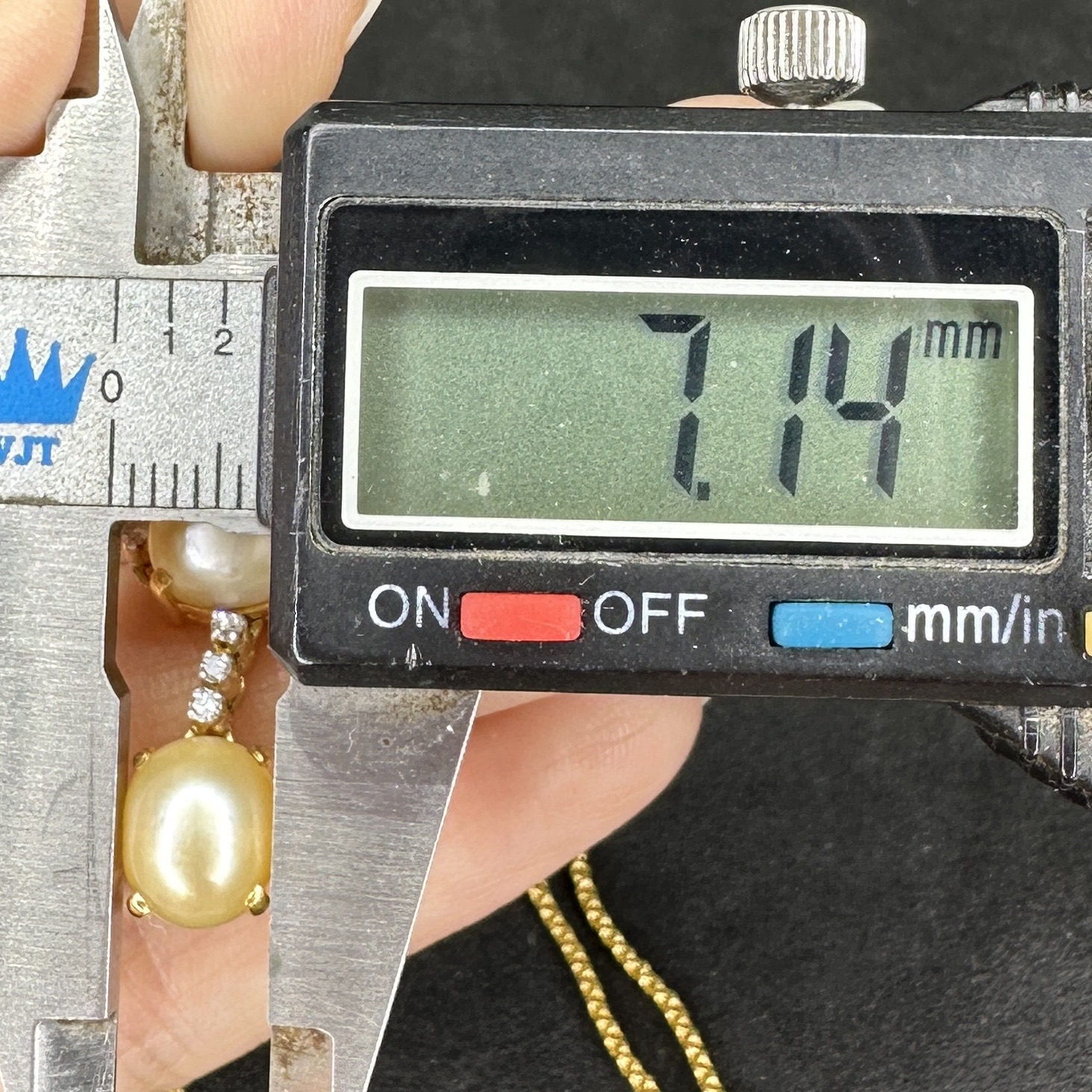 รหัส 60036 สร้อยคอ มุก สีทอง ตุ้งติ้ง ฝังเพชรกุหลาบ 15 เม็ด 0.25 กะรัต สายสร้อยทอง96.5 งานสวยมาก นน. 10.56 g