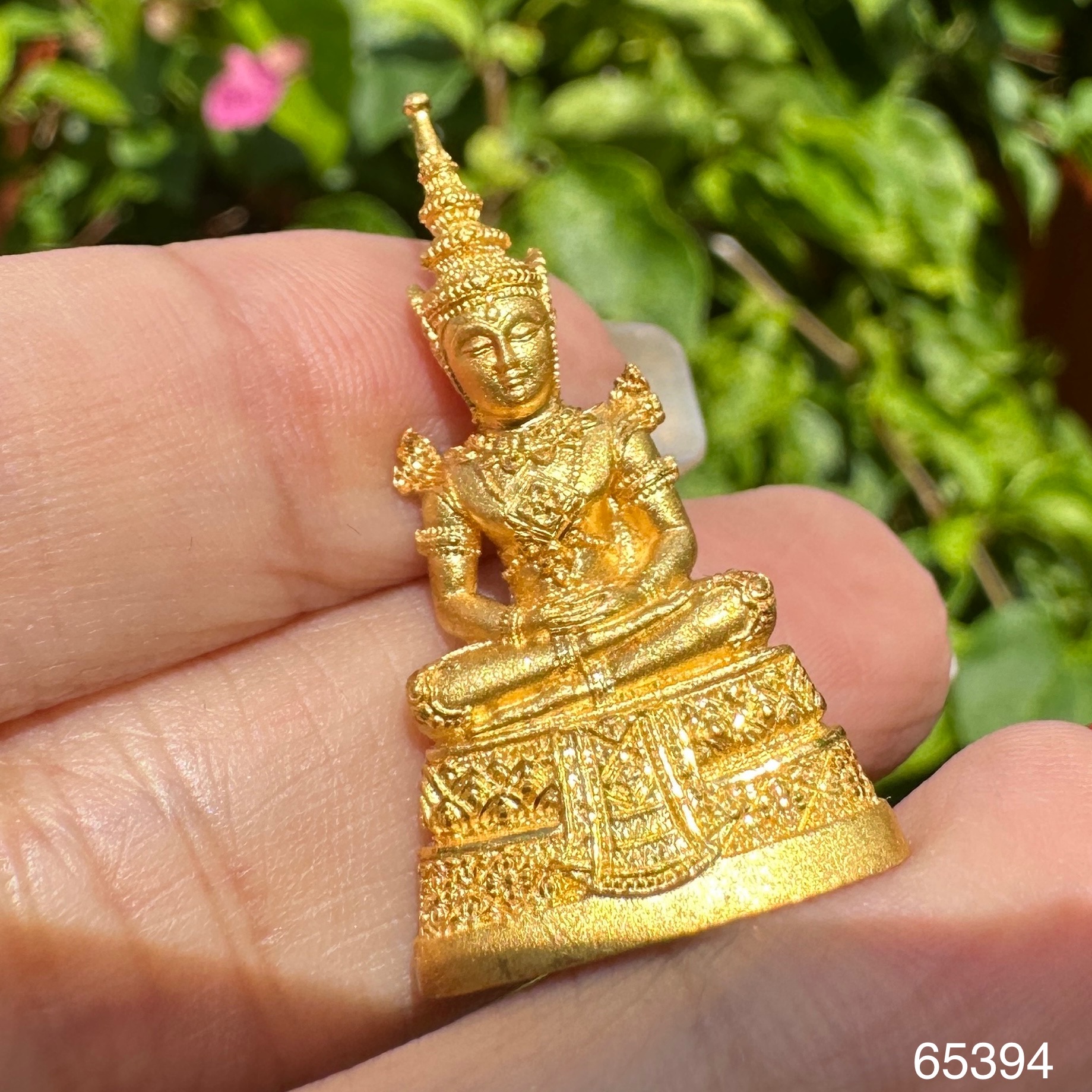 รหัส 65394 พระแก้วมรกต เนื้อทองคำ ขัดเงา ลอยองค์ ครบ 64 ปี กรมสรรพสามิต ปี 2539 ตอกโค้ด ๕๙๕ นน. 18.00 g