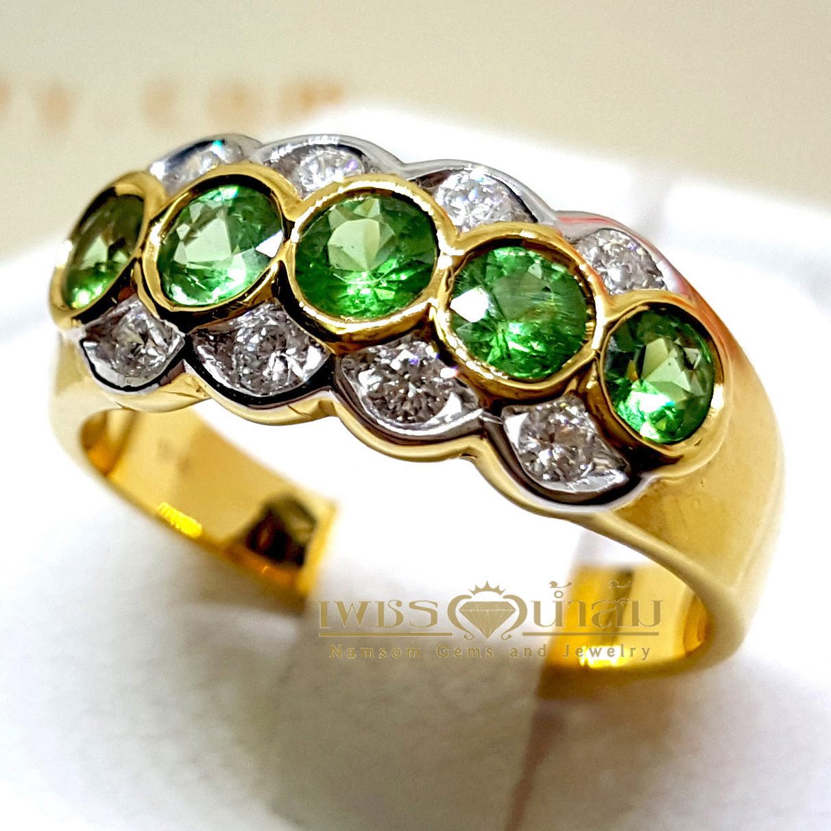 แหวนพลอยซาร์โวไรท์ Tsavorite สีสวยสด ฝังหุ้มเล่นลูกเล่นด้วยเพชรแท้เรียงราย บนตัวเรือนทองแท้ทั้งตัวเรือน