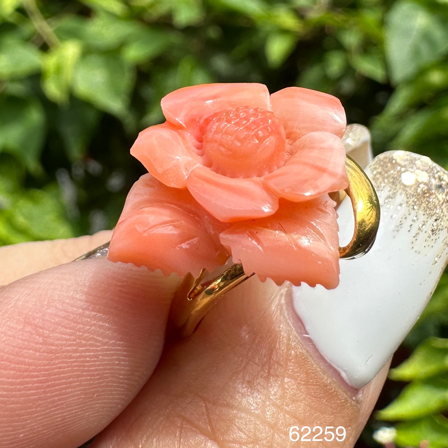 รหัส 62259 แหวน ปะการัง แกะลายดอกไม้ ทอง90 งานเก่า งานสวย น่าสะสม นน. 5.00 g