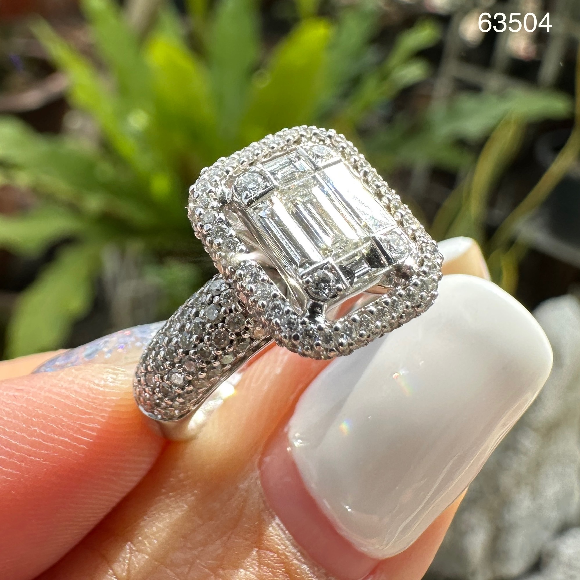 รหัส 63504 แหวน เพชร Jubilee เพชรประกบ 3/0.32 กะรัต เพชร 160/0.84 กะรัต ทอง18K ขนาด 48 นน. 6.41 g