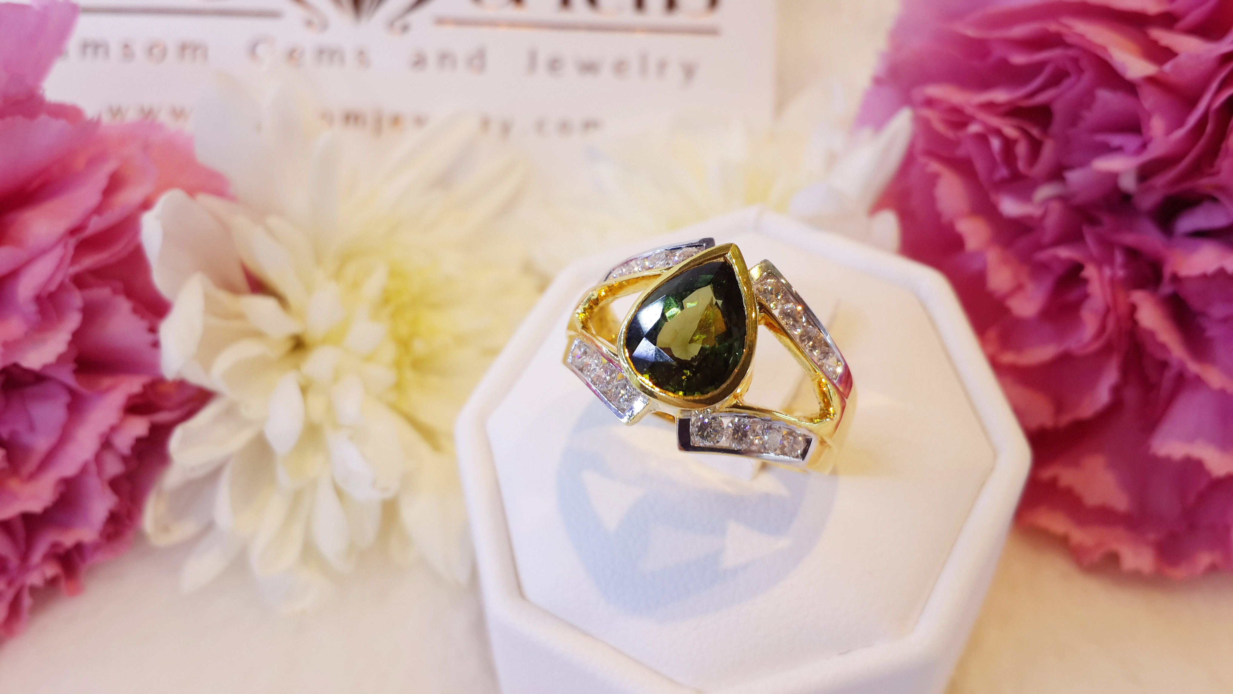 แหวนแฉกเขียวส่องเม็ดโตรูปหยดน้ำประดับเพชร