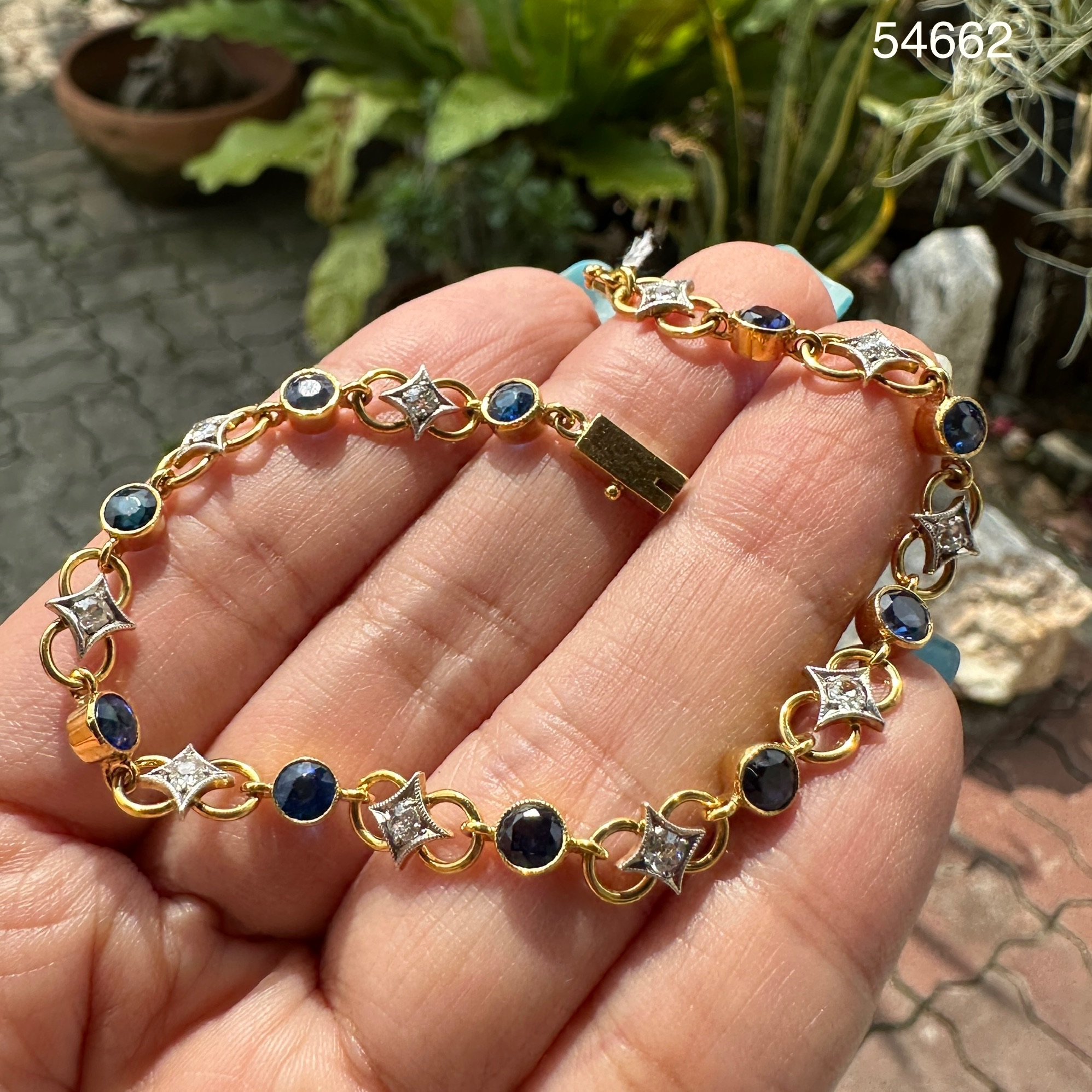 รหัส 54662 สร้อยข้อมือ พลอยน้ำเงิน คั่นเพชรลูกโลก รอบเส้น ทองK 2 สีงานสวยมาก นน. 8.56 g