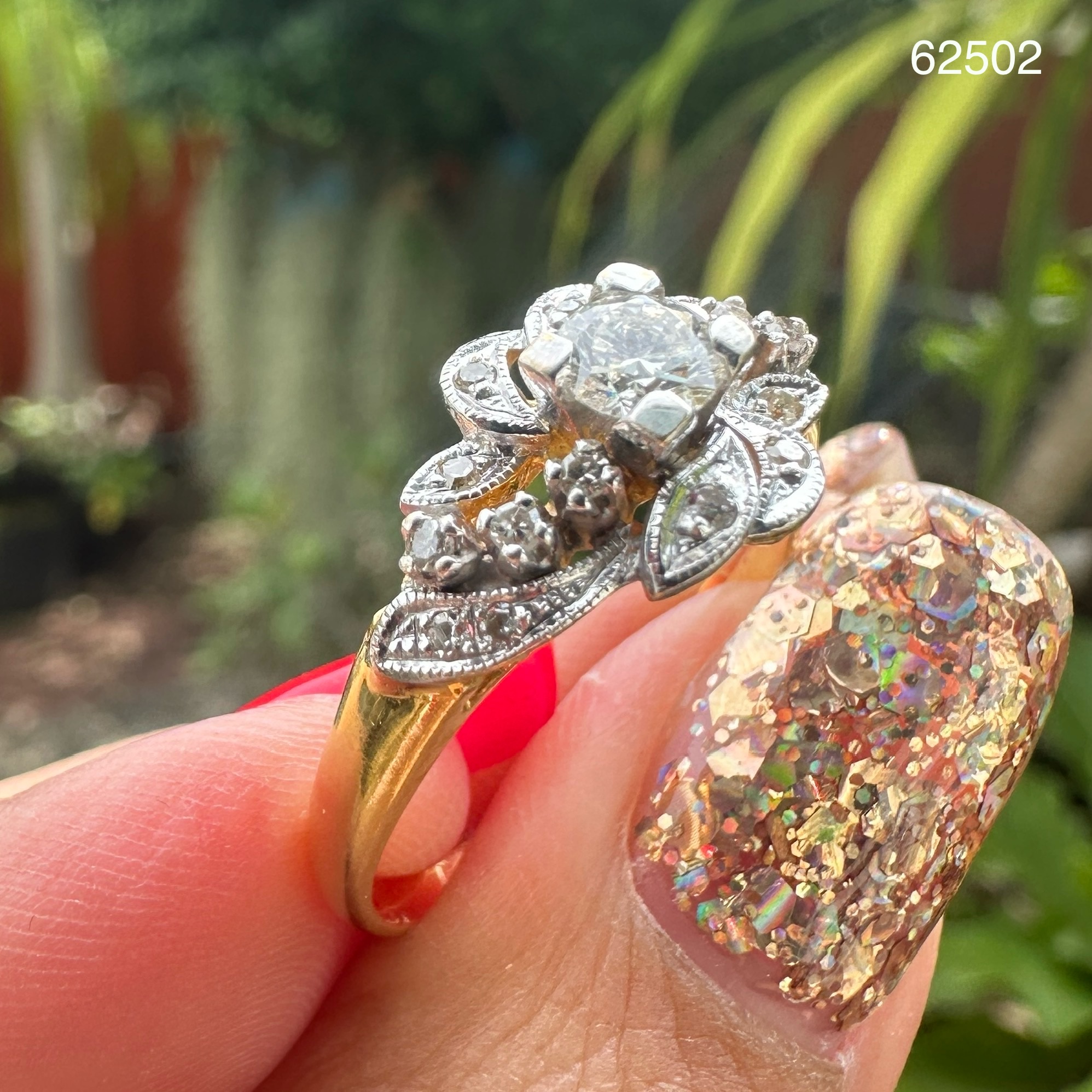 รหัส 62502 แหวน เพชรเดี่ยว 0.30 กะรัต ฝังเพชรกุหลาบ 16 เม็ด 0.12 กะรัต ทอง90 size 59 นน. 4.39 g
