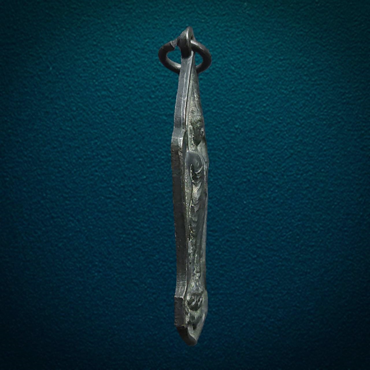 เหรียญพระพุทธนวฤทธิ์ จิตตภาวัน ปางลีลาประทานพร ฐานดอกบัว จ.ชลบุรี เนื้อทองแดงรมดำ