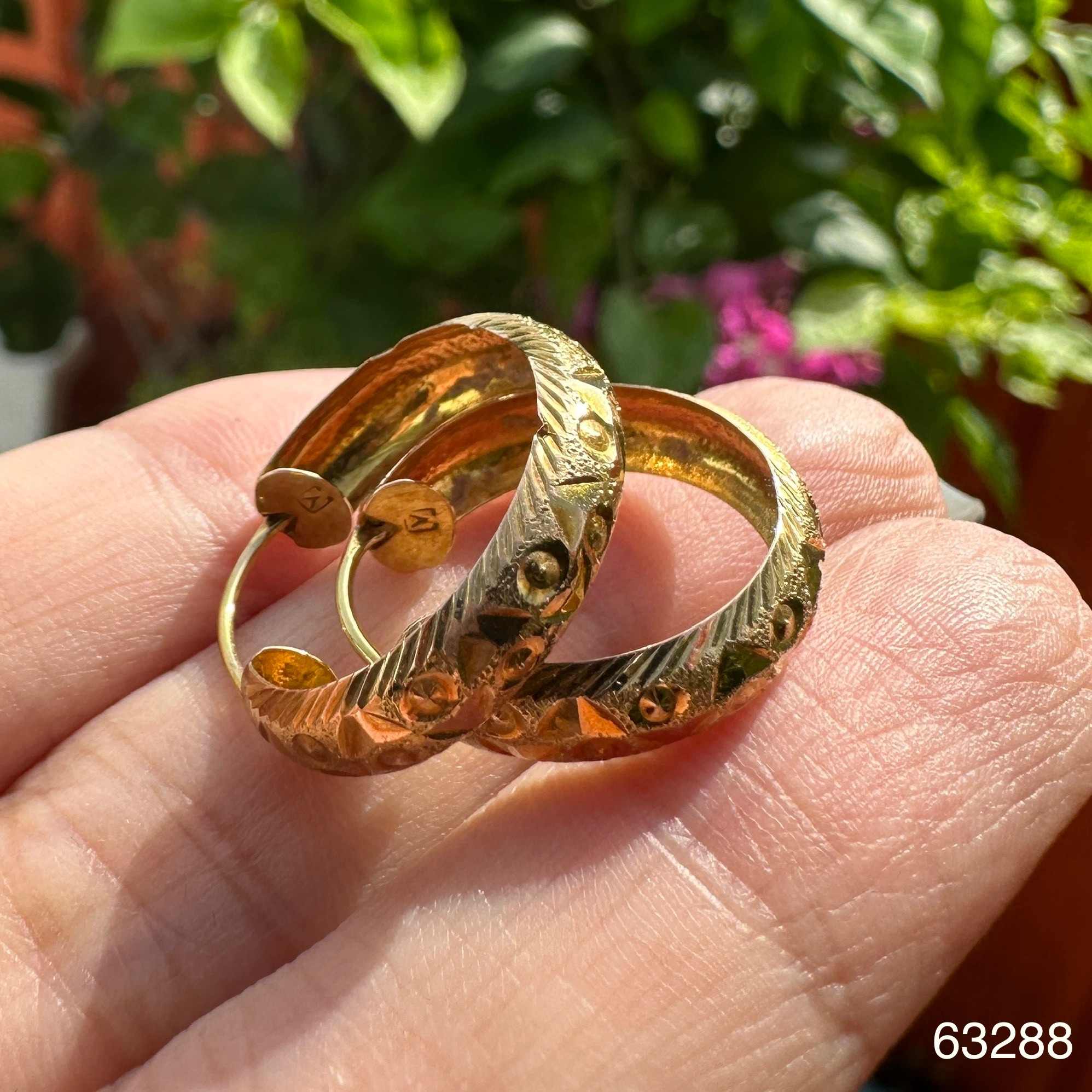 รหัส 63288 ต่างหู ห่วงทอง ตัดลาย ทอง75-90% งานสวย น่าสะสม นน. 1.70 g