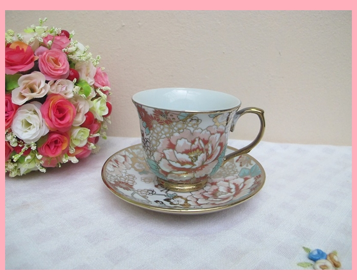 ถ้วยนำ้ชาลายดอกขอบทอง พร้อมจานรอง แพ็คกล่องทอง พร้อมป้ายชื่อ