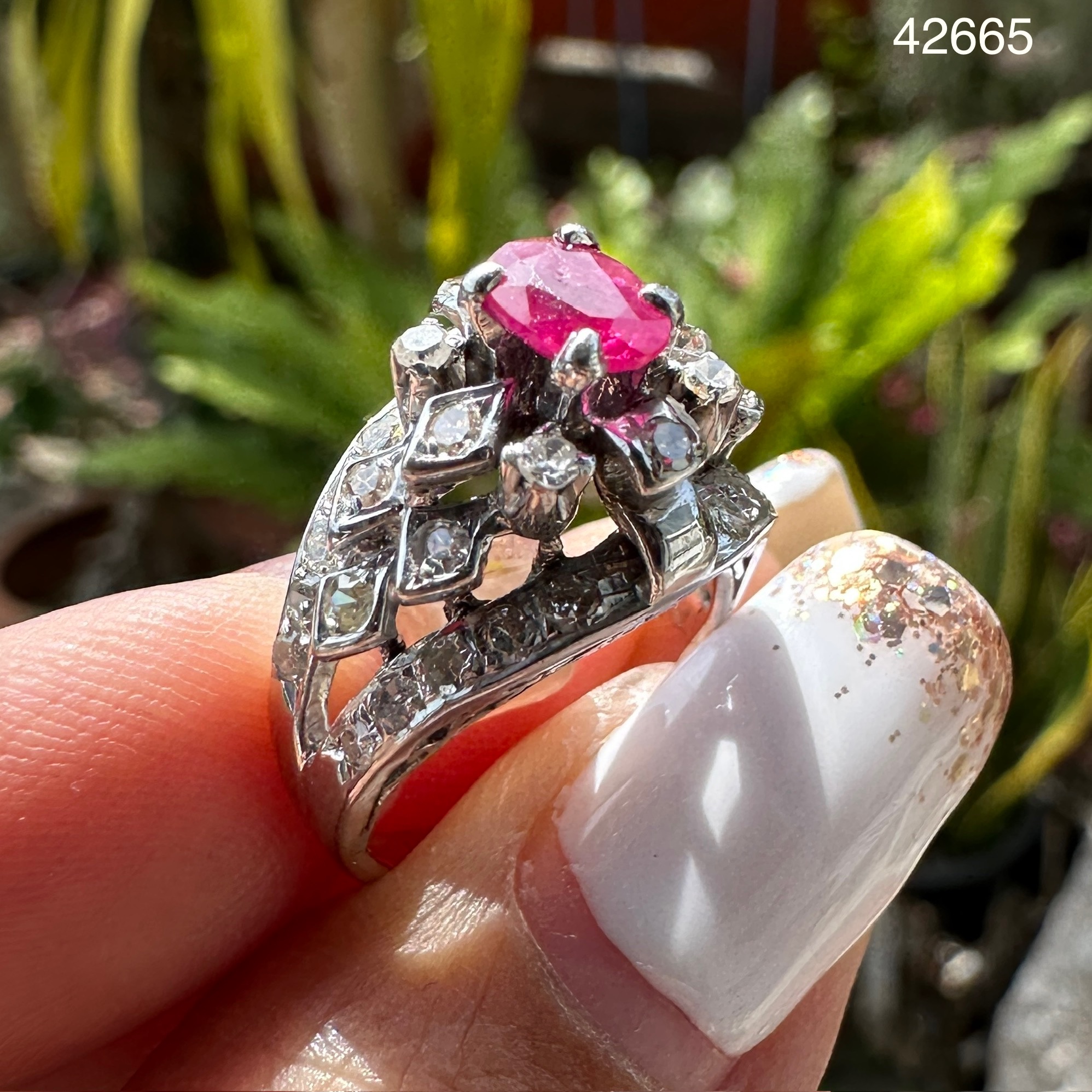 รหัส 42665 แหวน ทับทิม เจียร ฝังเพชรกุหลาบ 34 เม็ด 0.50 กะรัต งานทองขาวโบราณ(ปาหะ) นน. 4.70 g