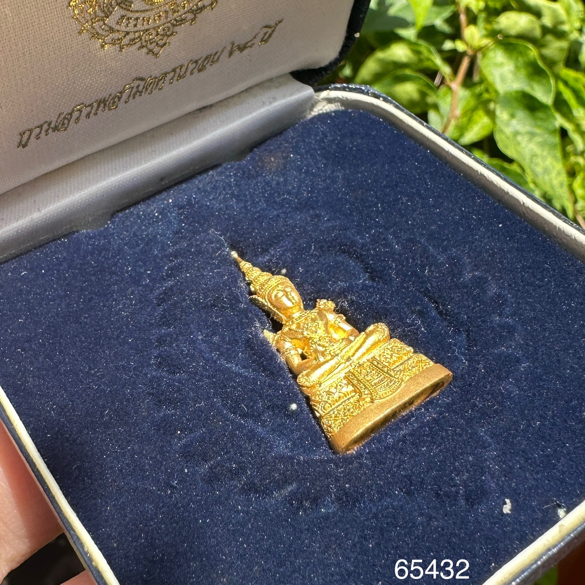 รหัส 65432 พระแก้วมรกต เนื้อทองคำ ขัดเงา ลอยองค์ ครบ 64 ปี กรมสรรพสามิต ปี 2539 ตอกโค้ด ๑๔๑๔๑ พร้อมกล่อง + การ์