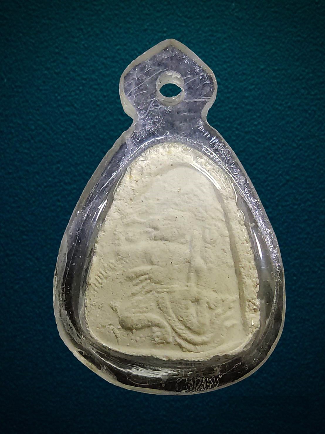 พระปิดตาเนื้อผงพุทธคุณ หลังหนุมานเชิญธง หลวงปู่เกลี้ยง วัดเนินสุทธาวาส จ.ชลบุรี ปี2546