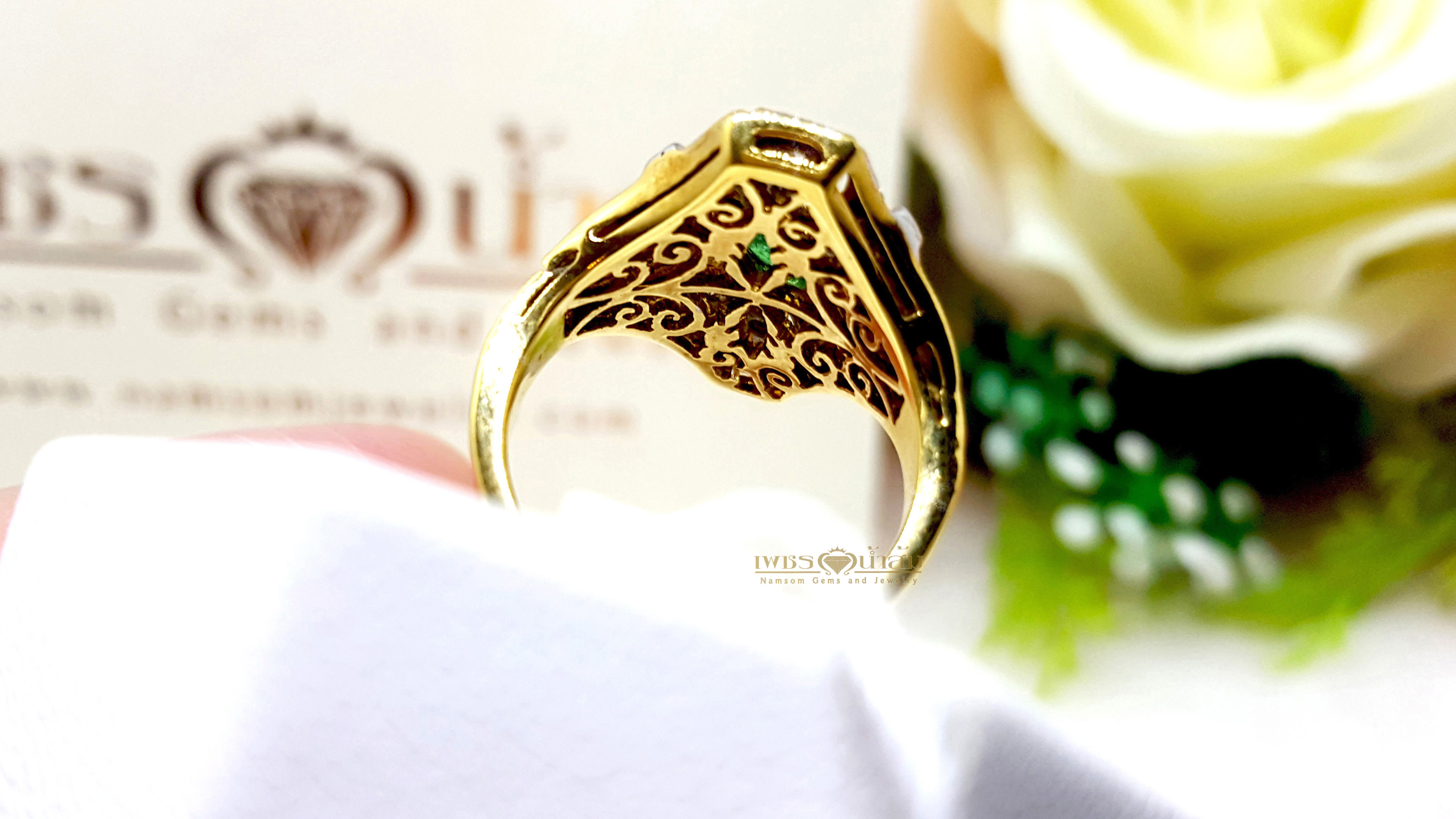 แหวนพลอยซาร์โวไรท์ Tsavorite สีสวยสด ประดับตกแต่งด้วยเพชรแท้เป็นลวดลายศิลปะสมัย Art Nouveau บนตัวเรือนทองแท้ทั้งตัวเรือน