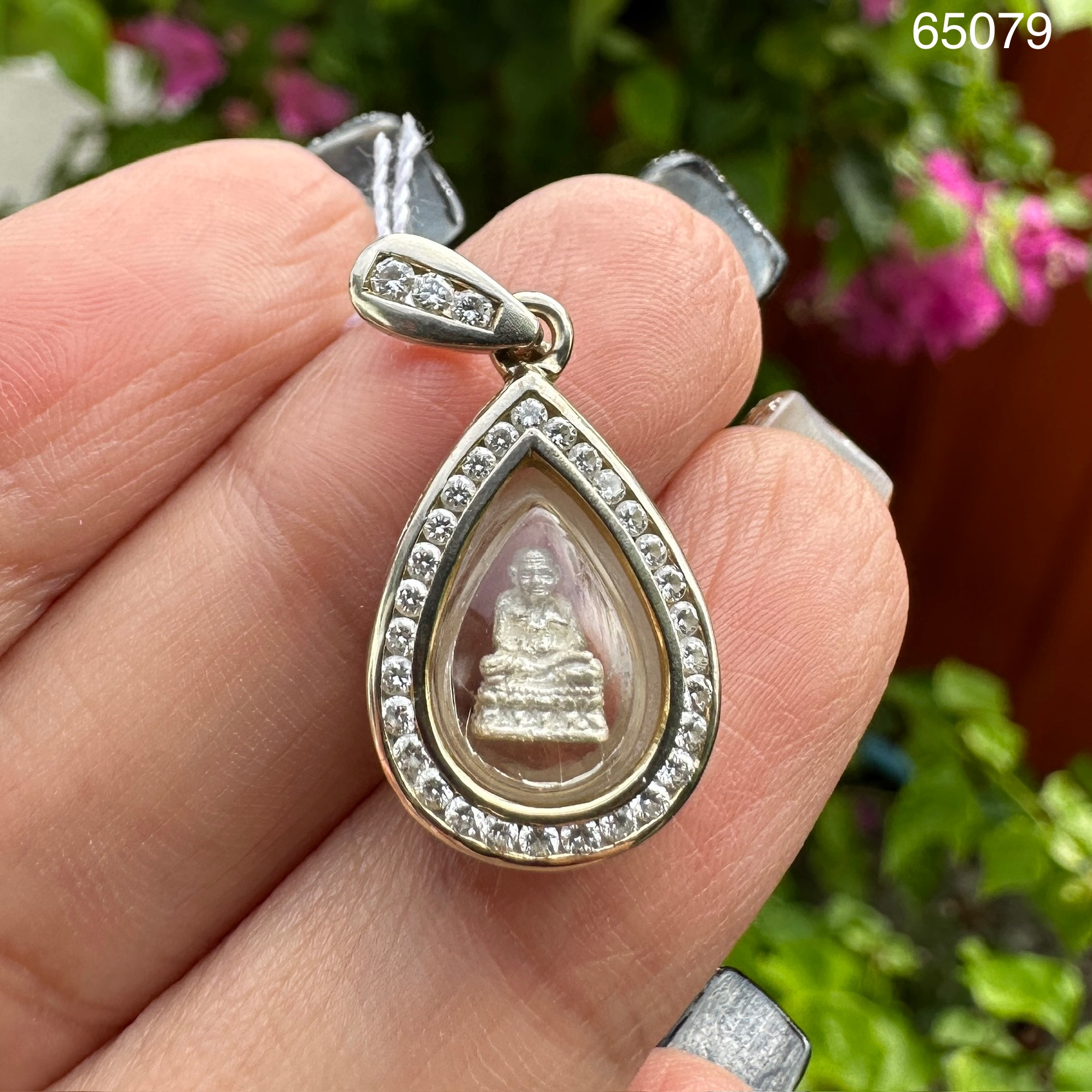 รหัส 65079 หลวงปู่ทวด เนื้อเงิน เลี่ยมทอง18K ชุบขาว ฝังเพชร 32 เม็ด 0.18 กะรัต นน. 3.49 g