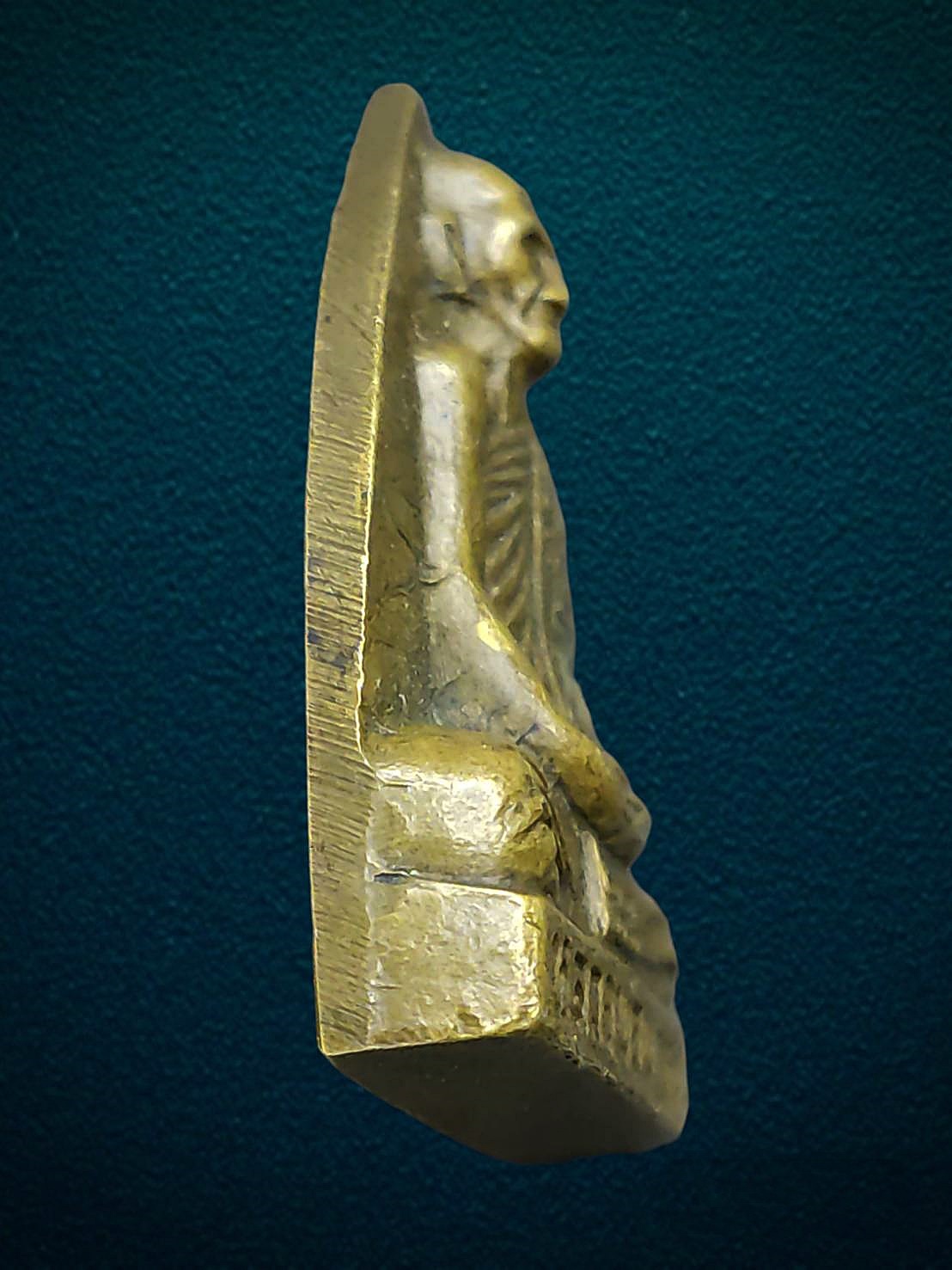 พระรูปเหมือนปั๊ม พิมพ์เข่ากว้างหลังเตารีด หลวงพ่อพรหม วัดช่องแค นครสวรรค์ ปี 2516 เนื้อทองระฆัง