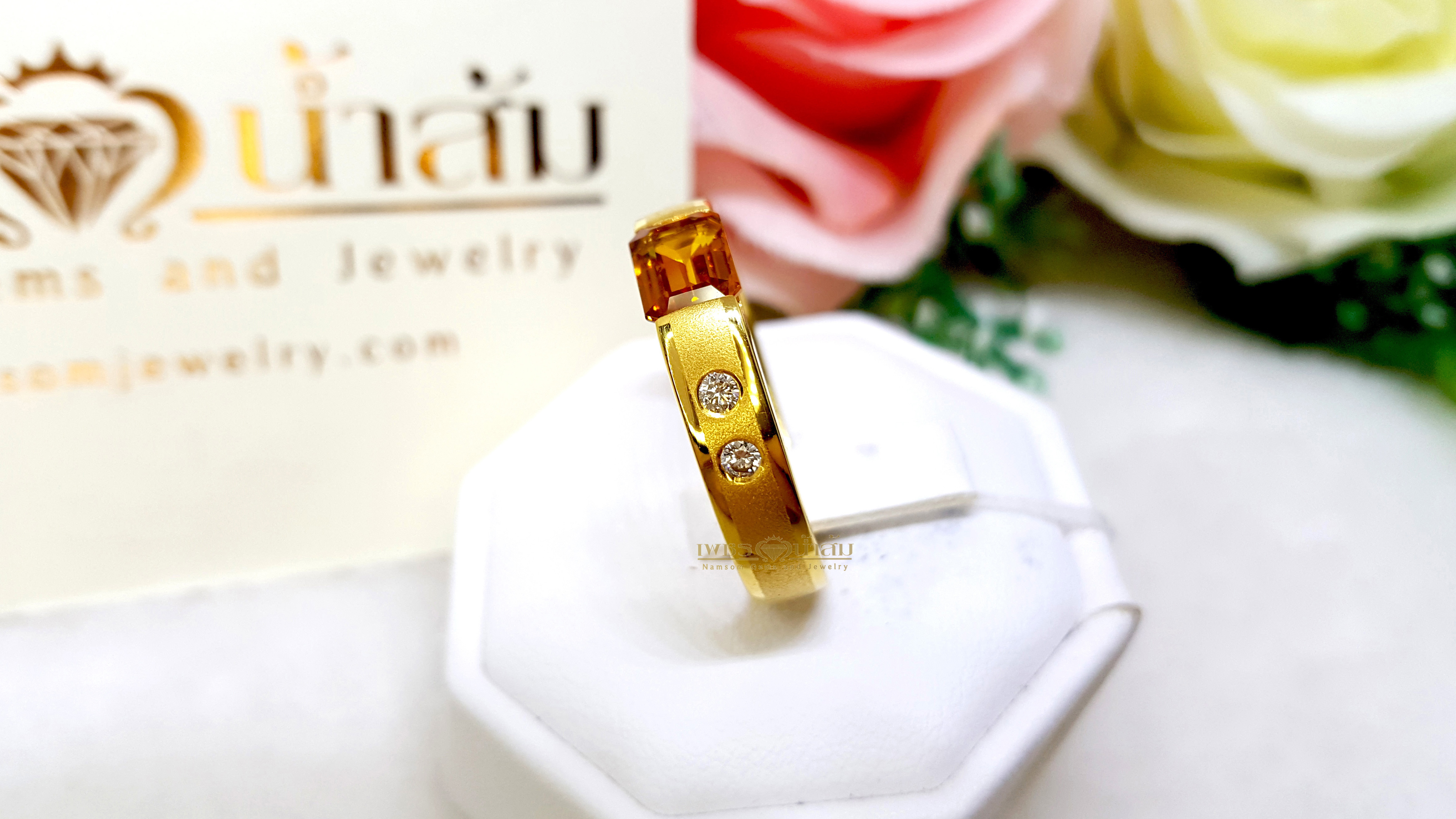 แหวนบุษราคัม Yellow Sapphire เจียรเหลี่ยม Baguette ประดับฝังเล่นลูกเล่นด้วยเพชรแท้น้ำงาม ฝังเรียบไร้หนาม