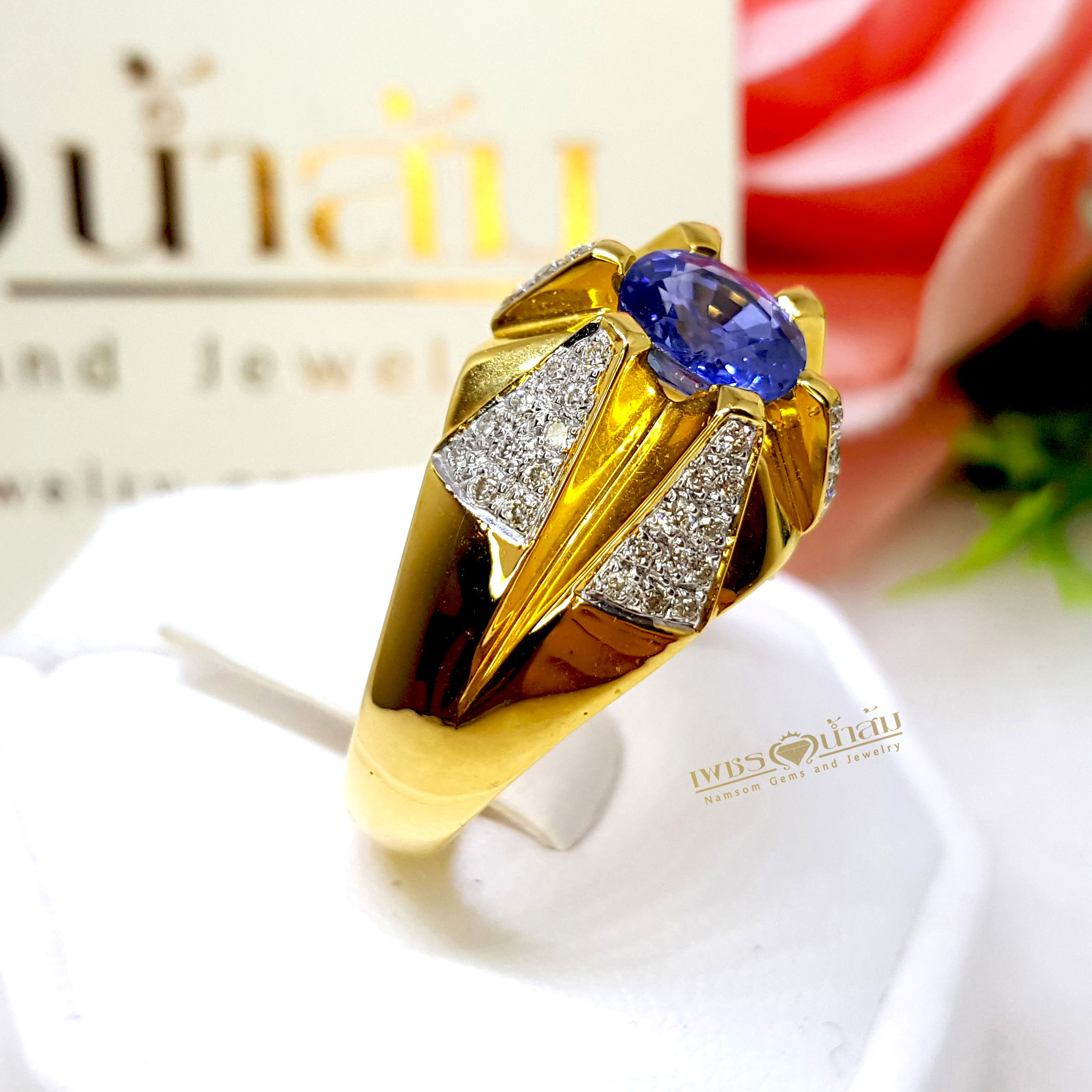 แหวนพลอยไพลิน Blue Sapphire หัวแหวนชูโดดเด่น ประดับตกแต่งด้วยเพชรแท้เพิ่มลวดลายให้น่ามอง บนตัวเรือนทองแท้ทั้งตัวเรือน