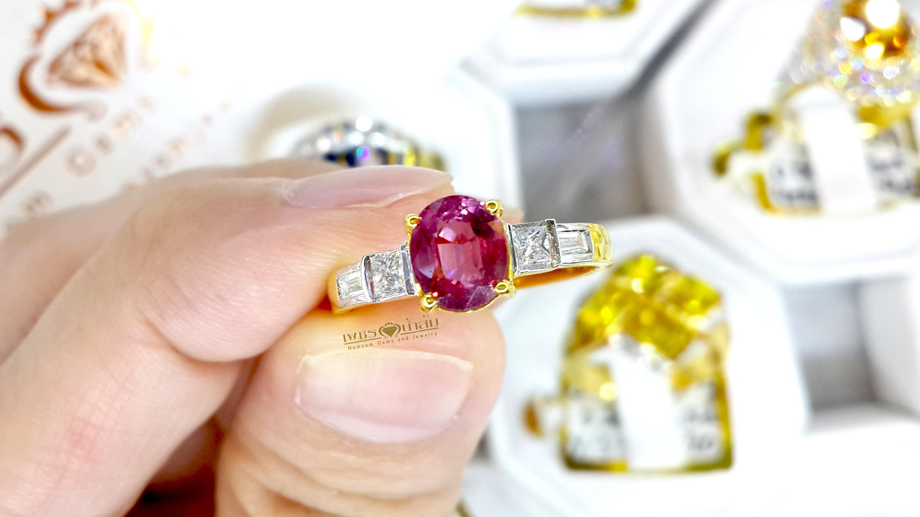 แหวนพลอยทับทิม Ruby สีชมพูหรือพิ้งซัฟฟาย Pink Sapphire ประดับด้วยเพชรแท้บ่าข้างทรงแบเก็ต ขันบรรได บนตัวเรือนทองแท้ทั้งตัวเรือน