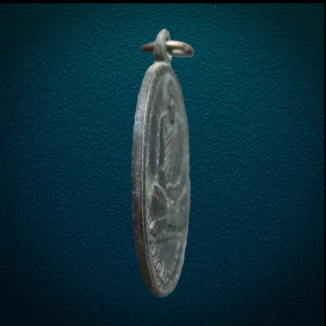 เหรียญหลวงปู่อุดม ฐิตปัญโญ วัดป่าสารไพรวัลย์ บ้านป่าเป้า ตำบลดงเย็น อำเภอบ้านดุง จังหวัดอุดรธานี