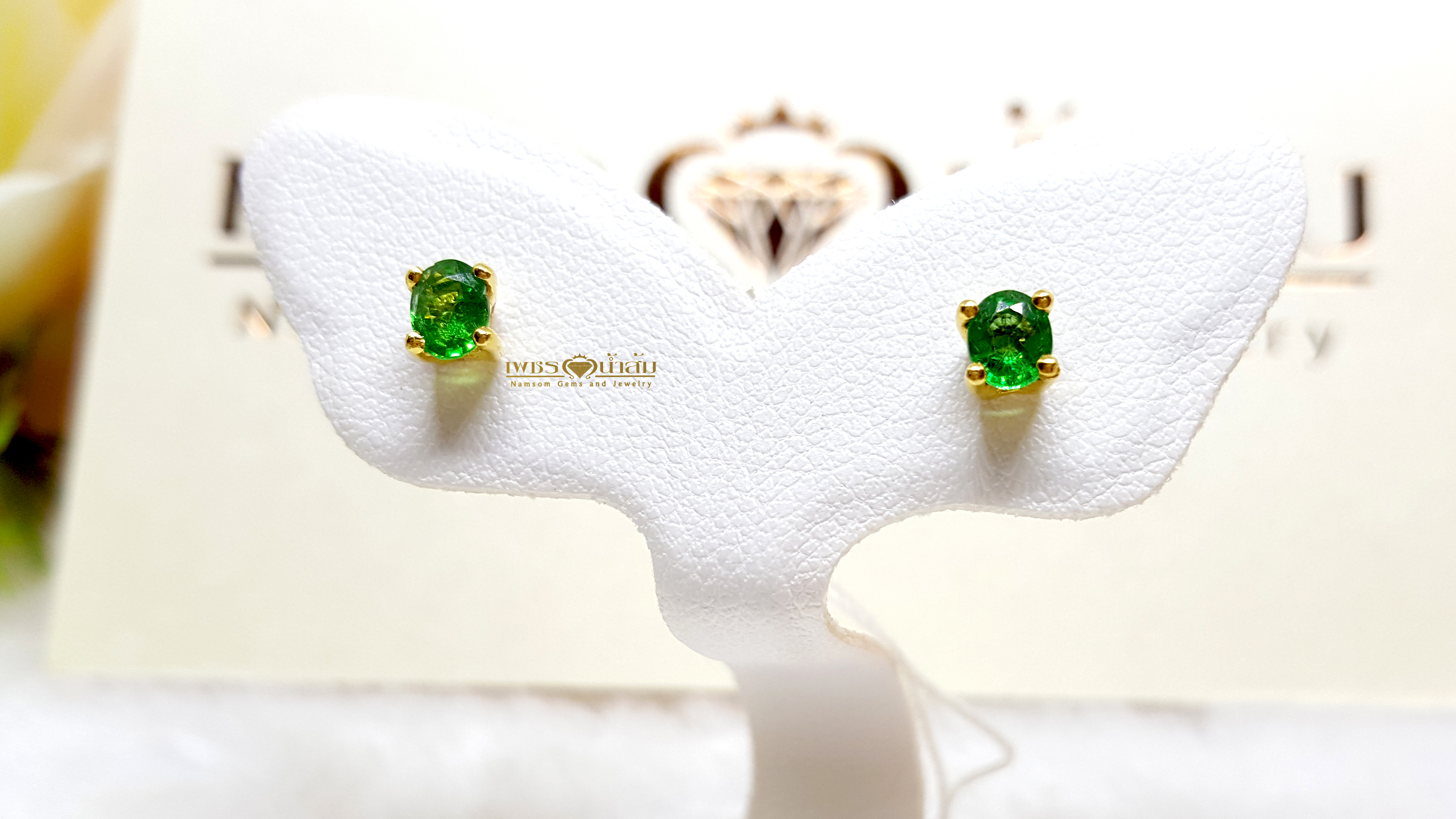 ต่างหูพลอยมรกต Emerald เจียรทรงกลม สีเขียวสวยสด