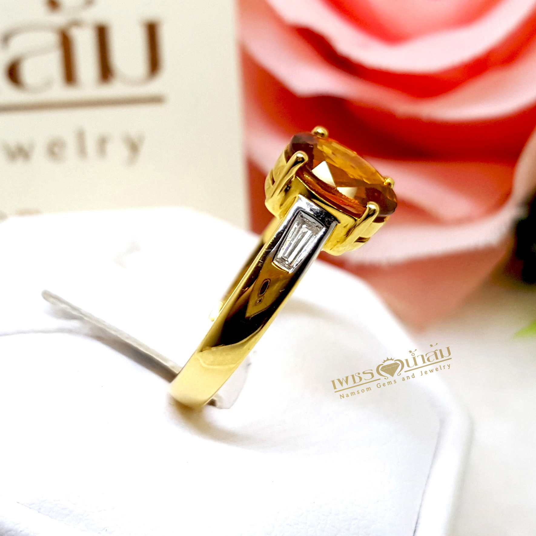 แหวนพลอยบุษราคัม Yellow Sapphire ฝังเพชรแท้ ทรงแบเก็ต Baguette น้ำงาม ตรงบ่าสองข้าง ชูหัวแหวนให้โดดเด่น บนตัวเรือนทองแท้ทั้งตัวเรือน