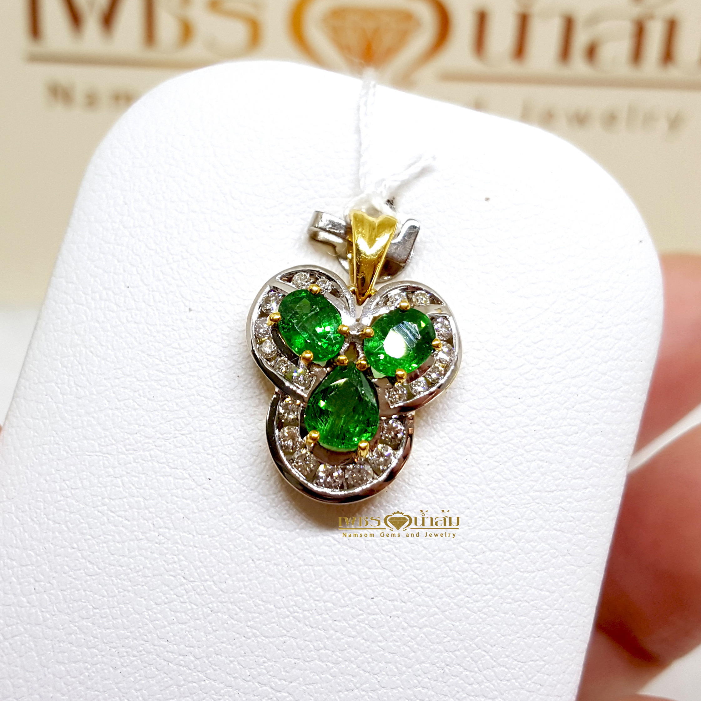 จี้พลอยซาร์โวไรท์ Tsavorite ล้อมเพชร สีสดใสหยอกเอินทุกสายตาให้หันมามอง