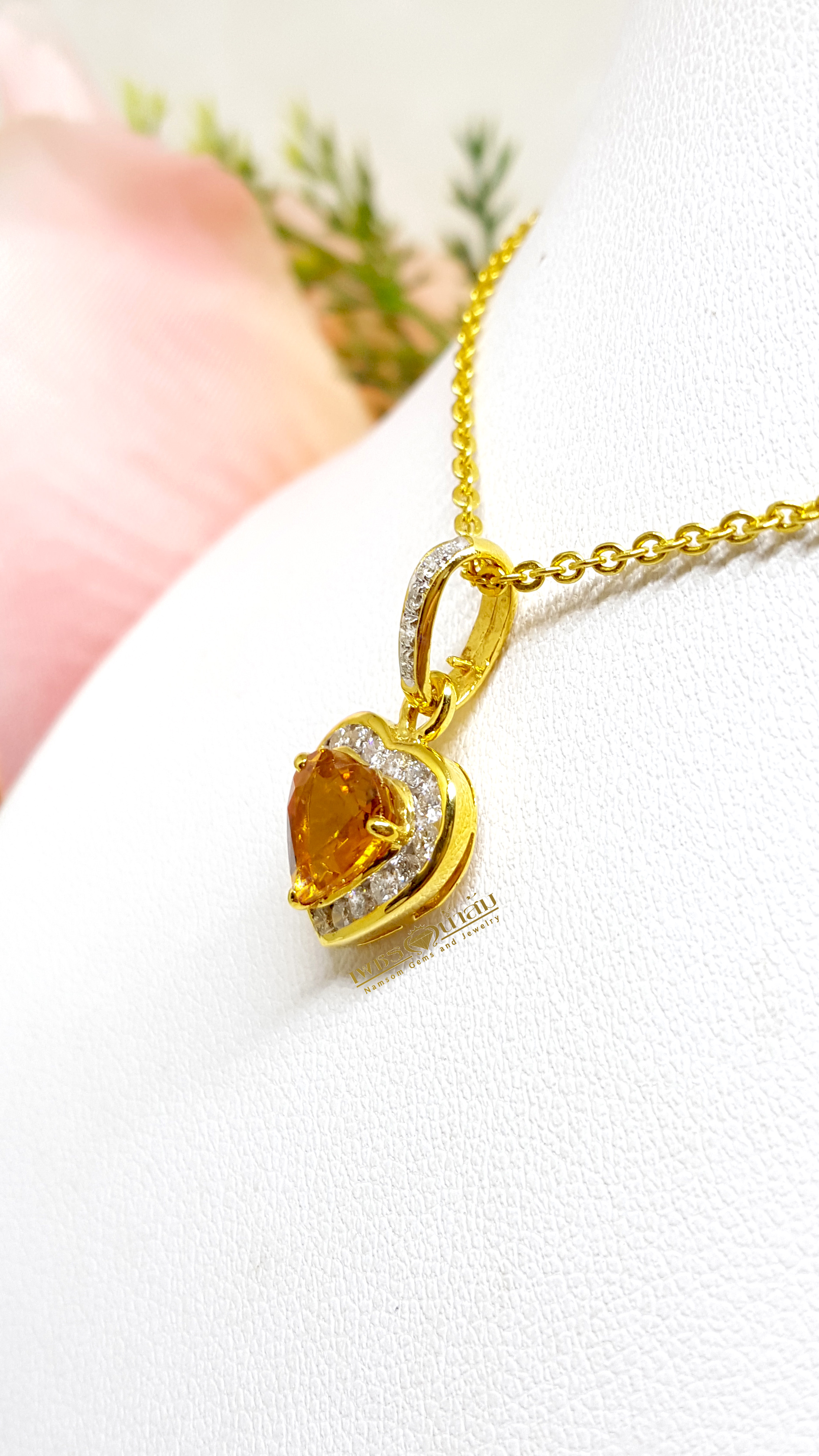 จี้บุษราคัม Yellow Sapphire ล้อมเพชรรอบตัวเรือน ตัวบุษราคัมเจียรระไนทรงหัวใจ ดูสวยหวานน่ารัก ออกมาเป็นผลงานที่งามร่วมสมัยเหนือกาลเวลา