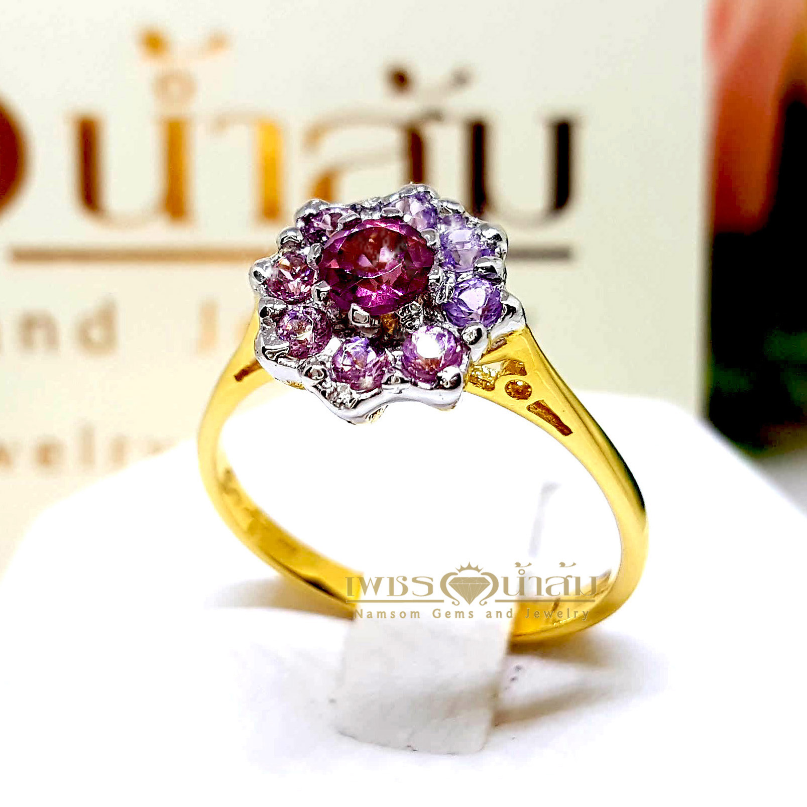 แหวนพิ้งซัฟฟาย Pink Sapphire สีสวยน้ำงาม ทรงดอกไม้ ดูสวยหวาน ราคาเบาๆ บนตัวเรือนทองแท้ทั้งตัวเรือน