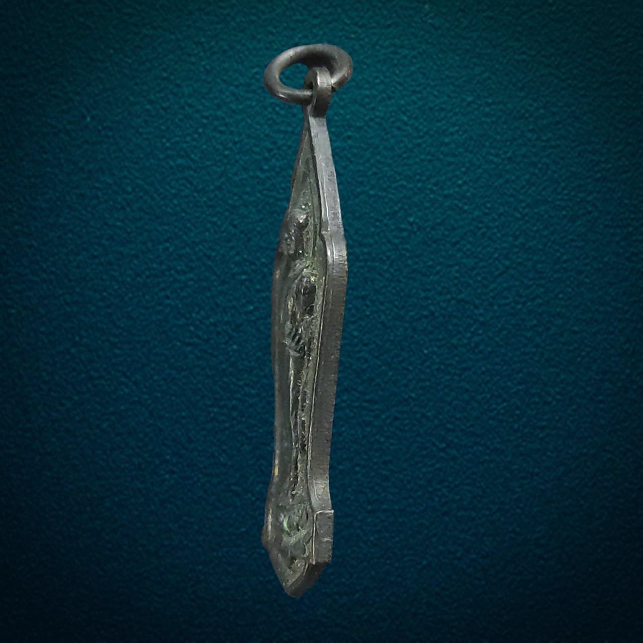 เหรียญพระพุทธนวฤทธิ์ จิตตภาวัน ปางลีลาประทานพร ฐานดอกบัว จ.ชลบุรี เนื้อทองแดงรมดำ