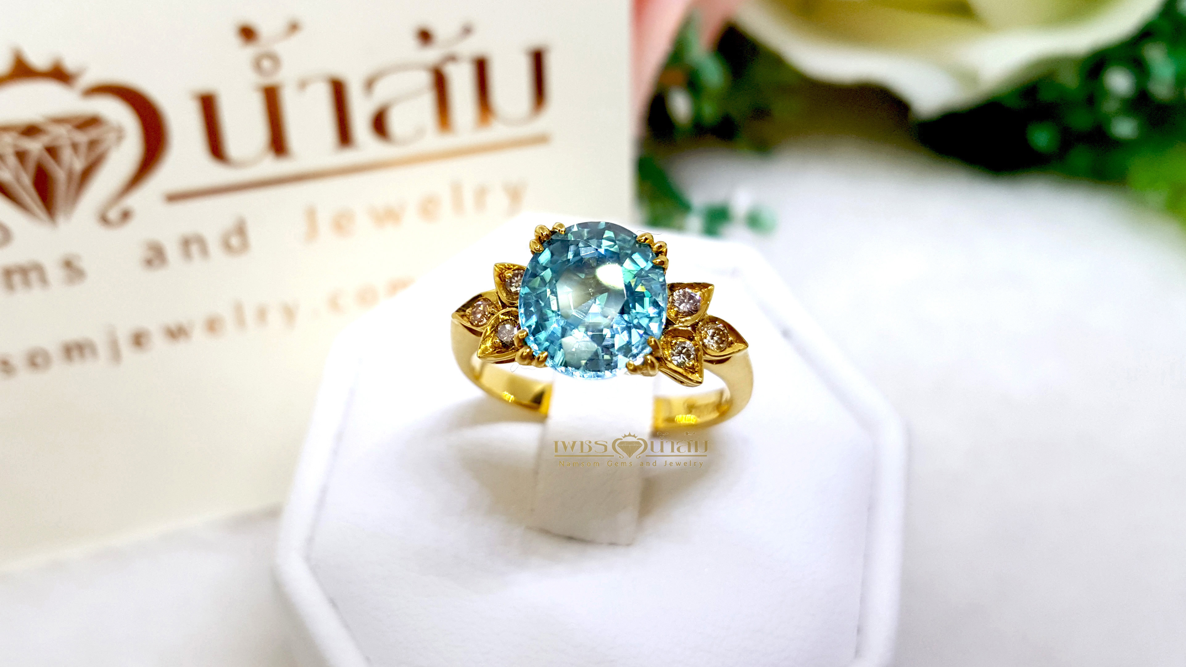 แหวนเพทาย Blue Zircon สีฟ้าสด เล่นลูกเล่นลายไทยทรงดอกประดับฝังด้วยเพชรแท้ บนตัวเรือนทองแท้ทั้งตัวเรือน