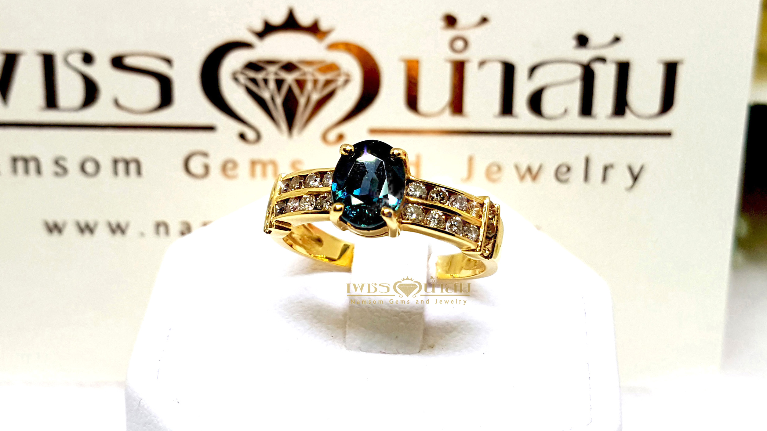 แหวนพลอยไพลิน Blue Sapphire ประดับคาดด้วยเพชรแท้ขอบข้างสองแถว บนตัวเรือนทองแท้ทั้งตัวเรือน