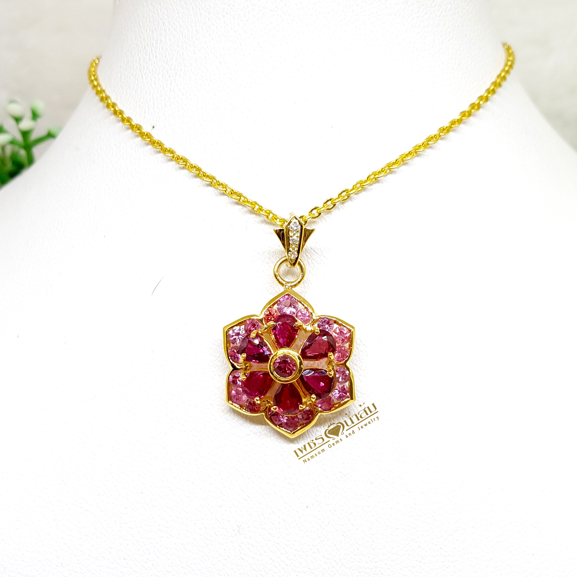 จี้พลอยทับทิม Ruby สีหวาน ประดับตกแต่งล้อมรอบด้วย Pink Sapphire ออกแบบเป็นรูปทรงดอกไม้ เย้ายวนทุกสายตา