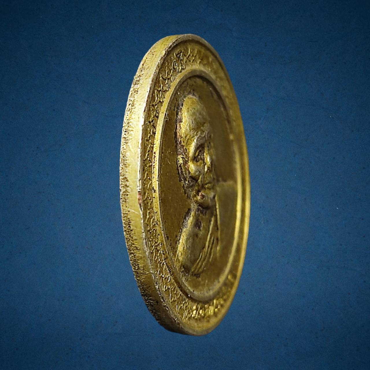 เหรียญกลมใหญ่กะไหล่ทอง พระอาจารย์ทองเฒ่า วัดเขาอ้อ จ.พัทลุง