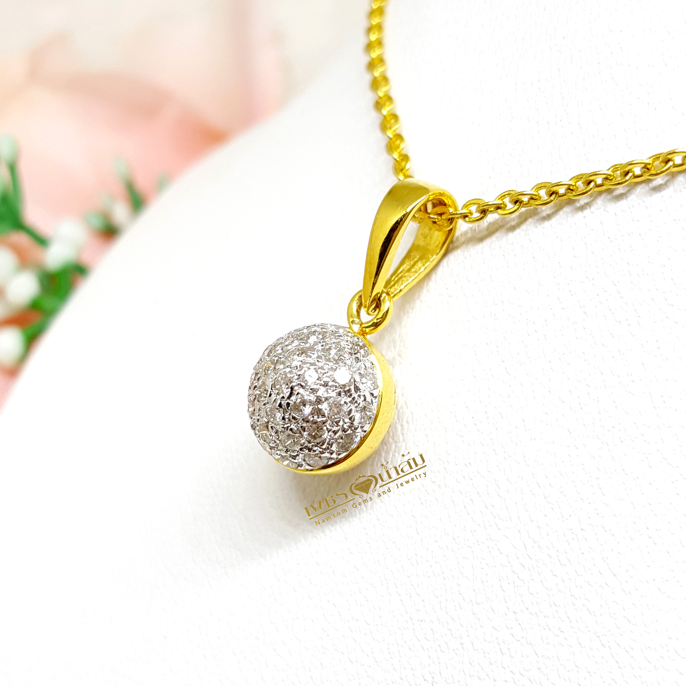 จี้เพชรแท้ฝังเรียบไร้หนาม ทรงกลมลูกโลก ขณะสวมจะเหวี่ยงตัวแก่วงตามผู่ใส่ หยอกเอินทุกสายตาให้หันมามอง