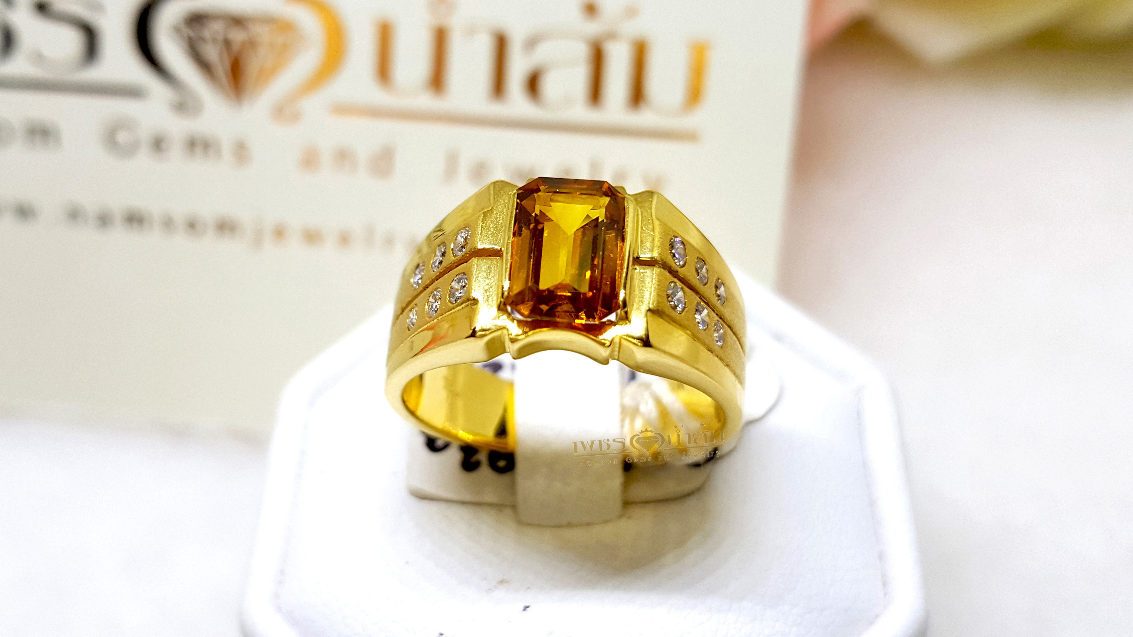 แหวนบุษราคัมน้ำงาม Yellow Sapphire ประดับฝังตกแต่งด้วยเพชรแท้เล่นลวดลาย บนตัวเรือนทองแท้ทั้งตัวเรือน