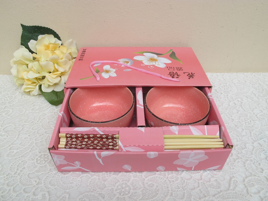 เซตชามพร้อมตะเกียบ 2 ที่ แพ็คกล่องดอกสีชมพู พร้อมถุงหิ้ว