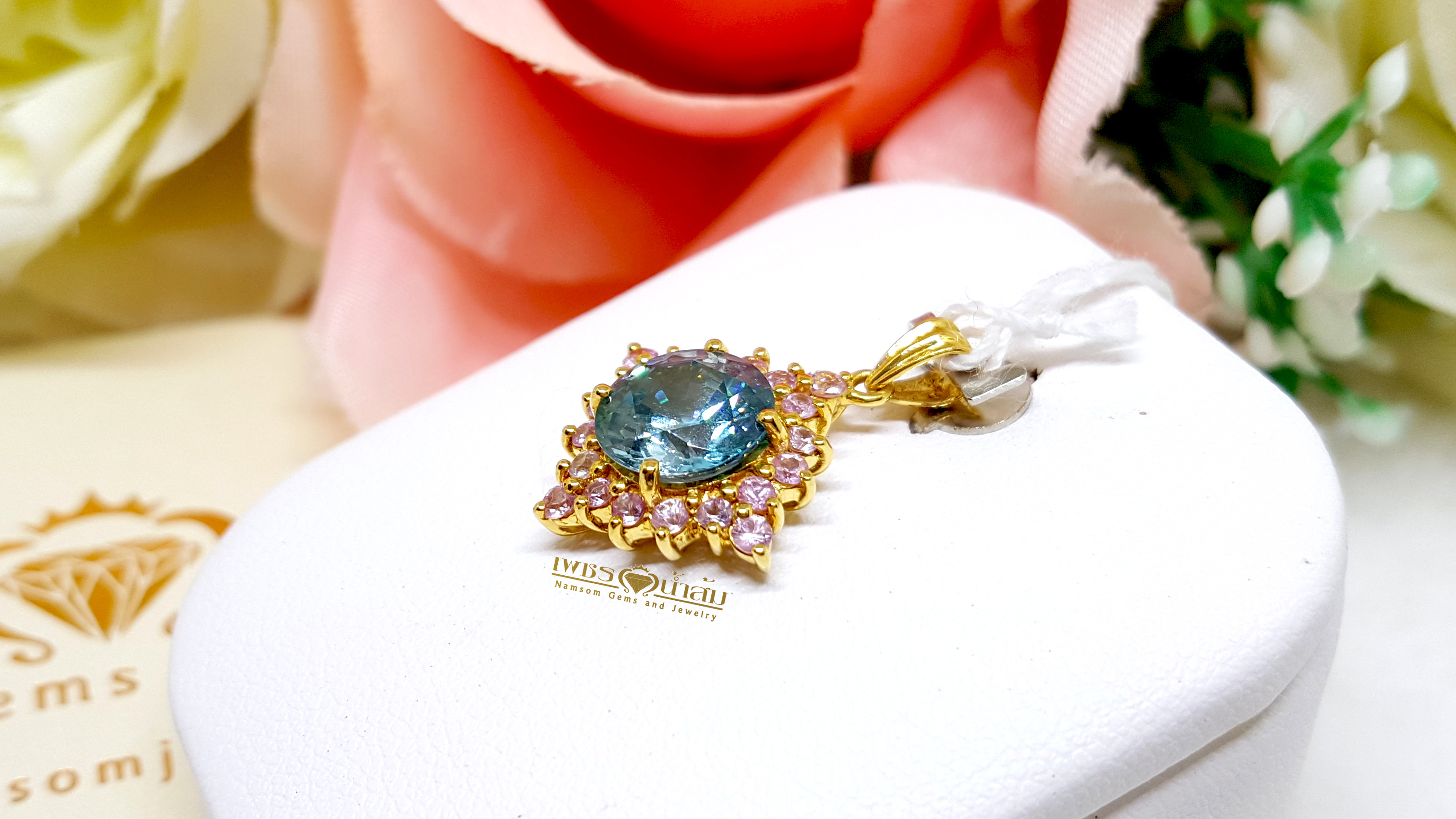 จี้พลอยเพทาย Blue Zircon สีสวยน้ำงาม ล้อมด้วย Pink Sapphire ดูหวานน่ารัก