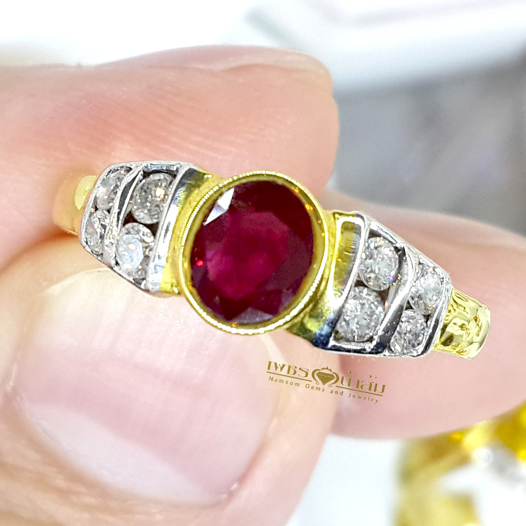 แหวนพลอยทับทิม Ruby สีเลือดนก ประดับตกแต่งด้วยเพชรแท้บ่าข้างทรงแบเก็ต ขันบรรได บนตัวเรือนทองแท้ทั้งตัวเรือน