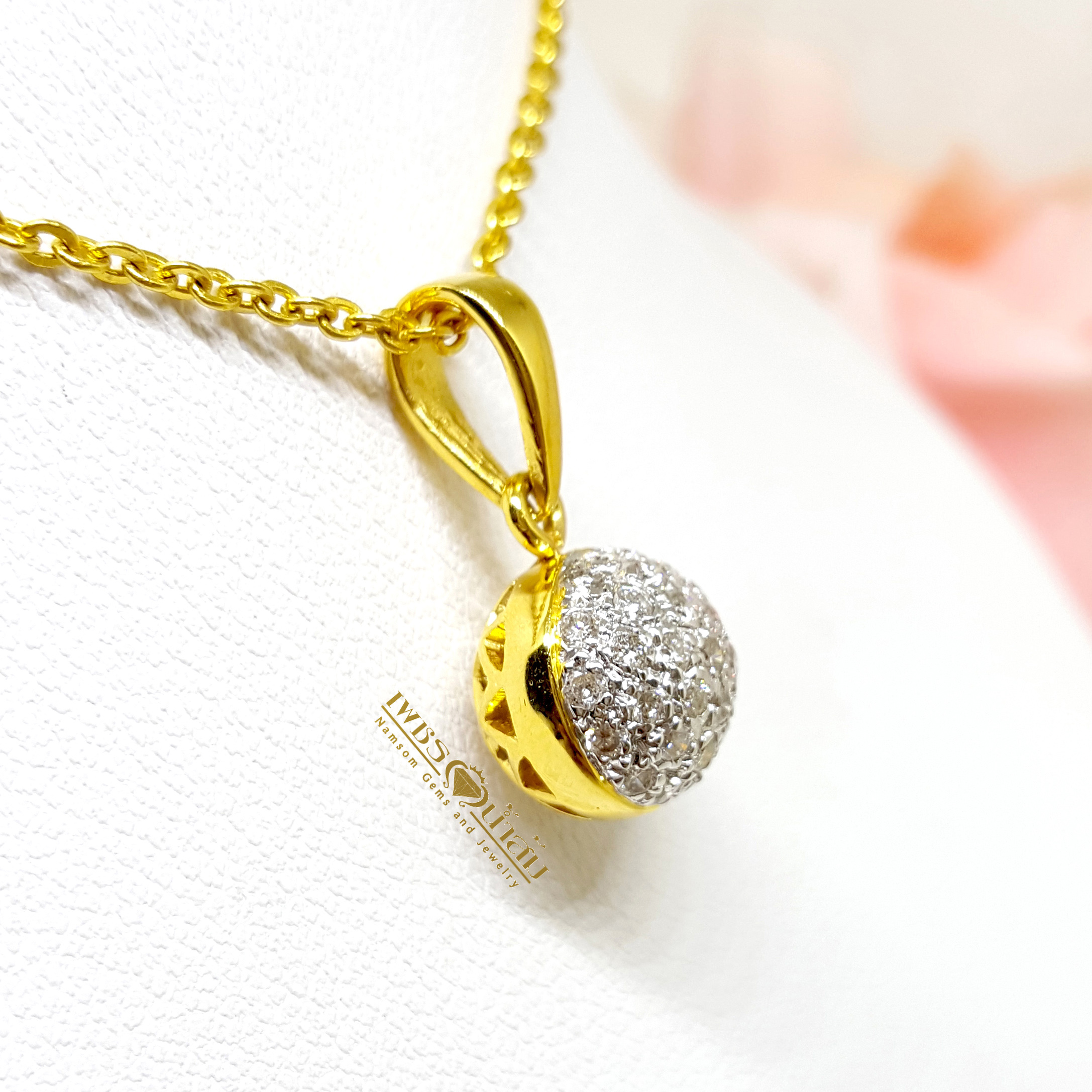 จี้เพชรแท้ฝังเรียบไร้หนาม ทรงกลมลูกโลก ขณะสวมจะเหวี่ยงตัวแก่วงตามผู่ใส่ หยอกเอินทุกสายตาให้หันมามอง