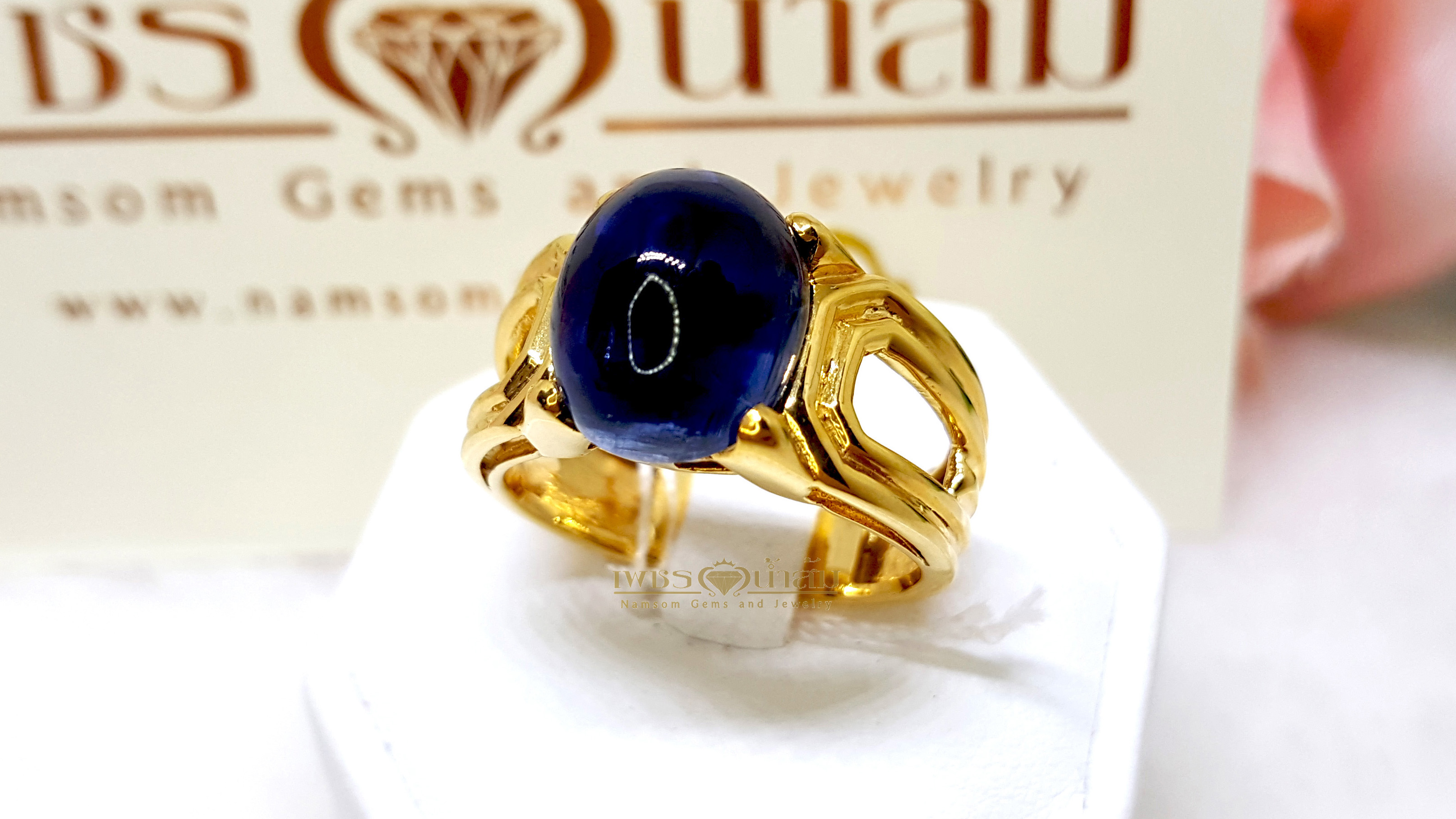 แหวนพลอยไคยาไนท์ kyanite สีน้ำเงิน เจียรเหลี่ยมคาบาชอน ทรงชูสูงเล่นลูกเล่นฉลุลายที่ขอบข้าง บนตัวเรือนทองแท้ทั้งตัวเรือน